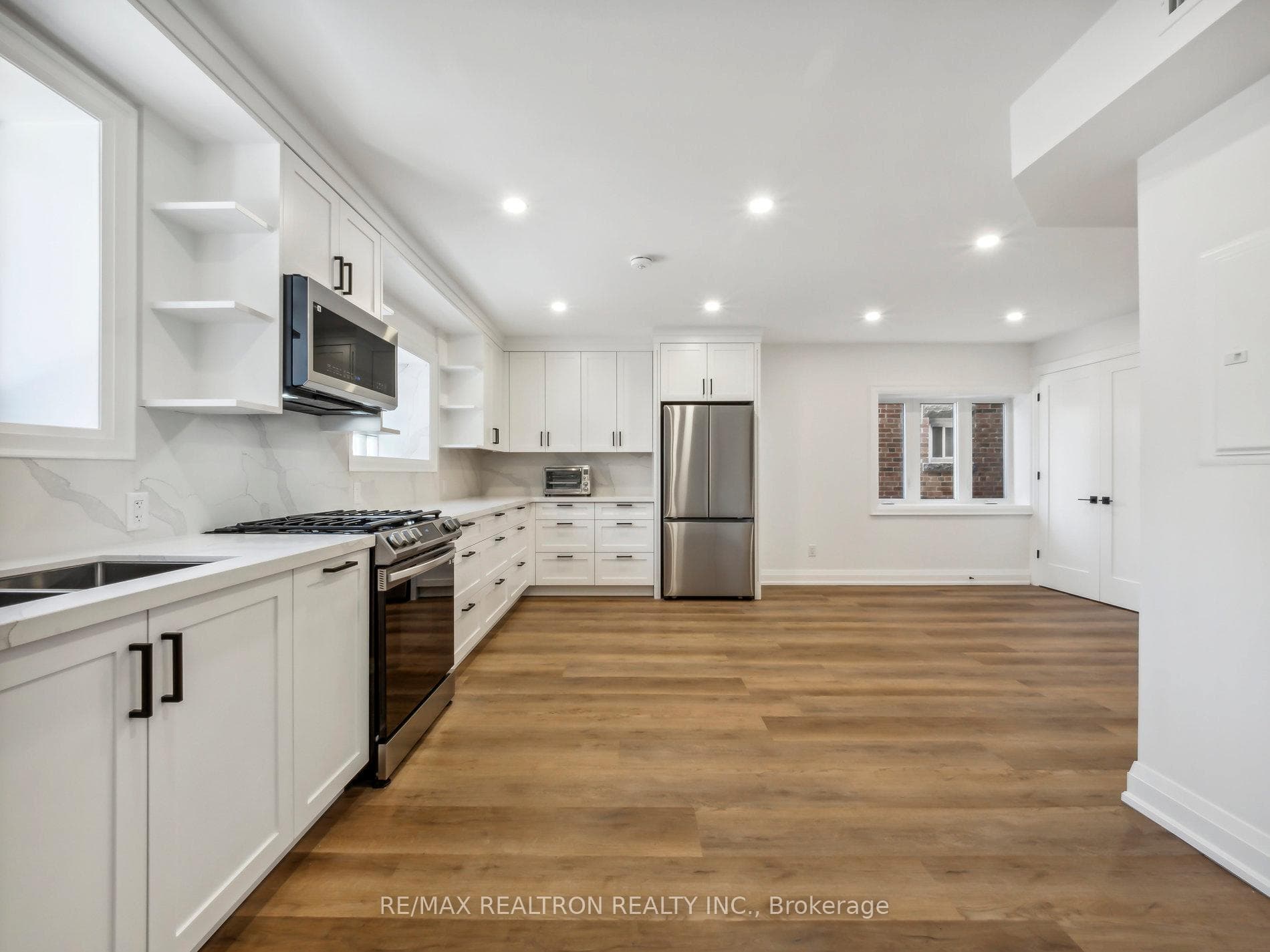 887 Avenue Road Unit Main photo 4
