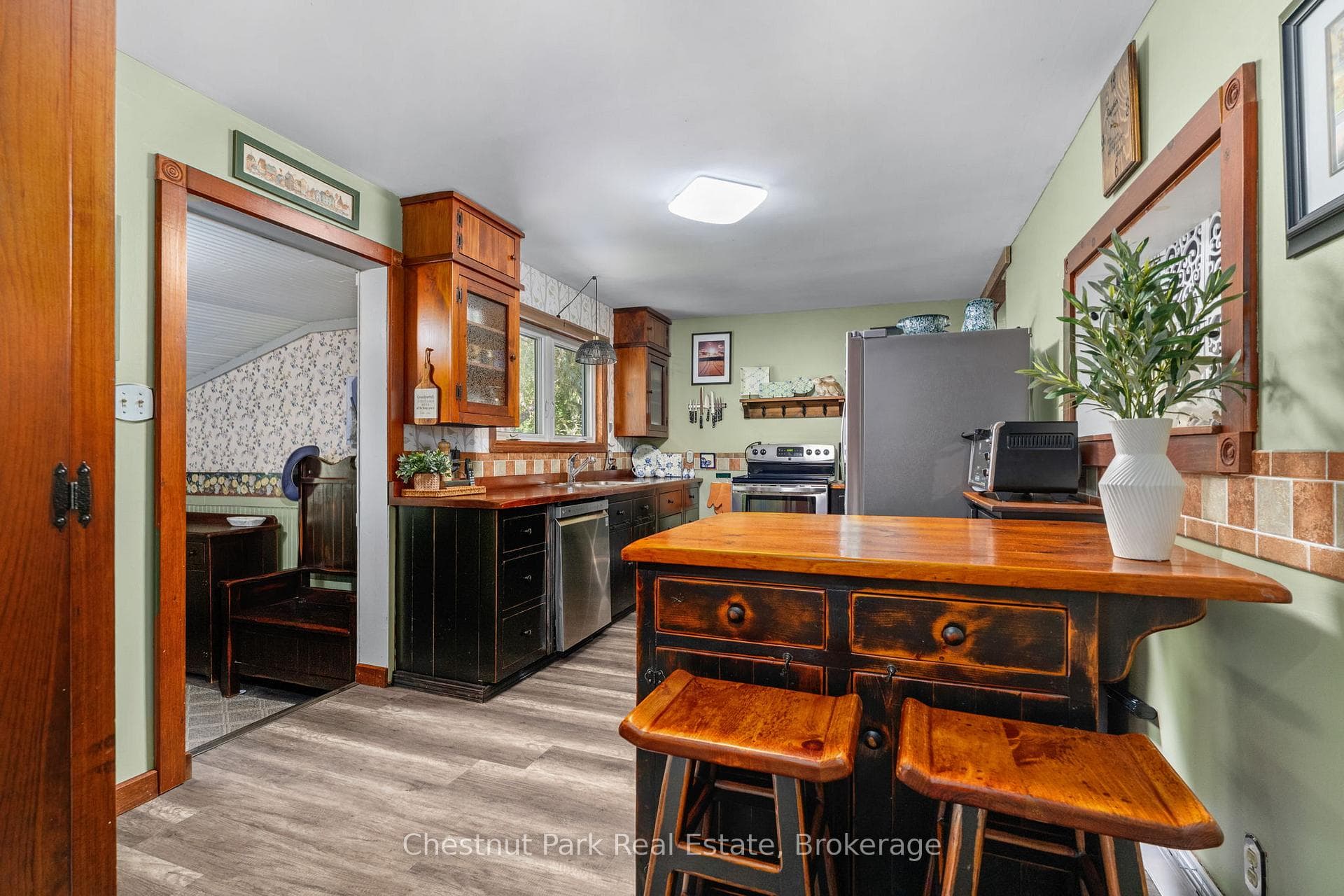 1047 Naismith Road photo 11