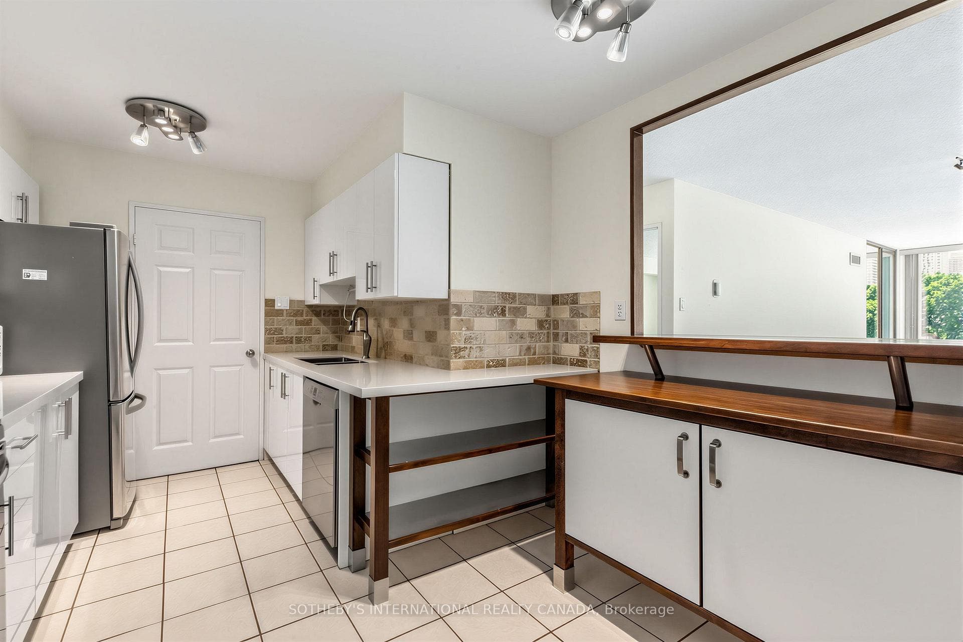 45 Carlton Street Unit 403 photo 11