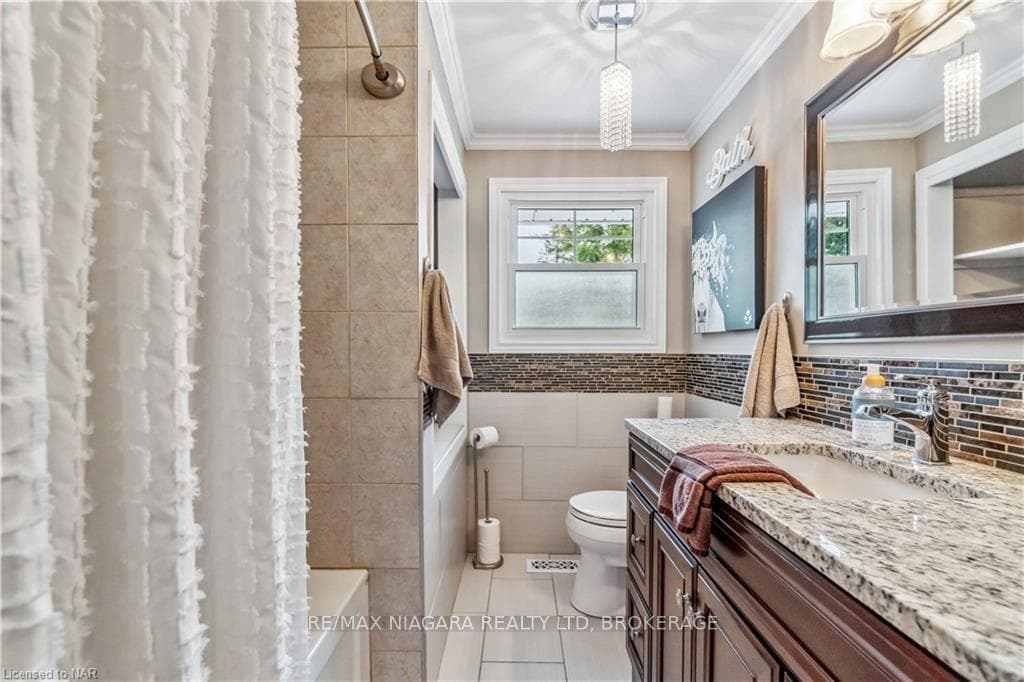 6638 ARGYLL Crescent photo 21