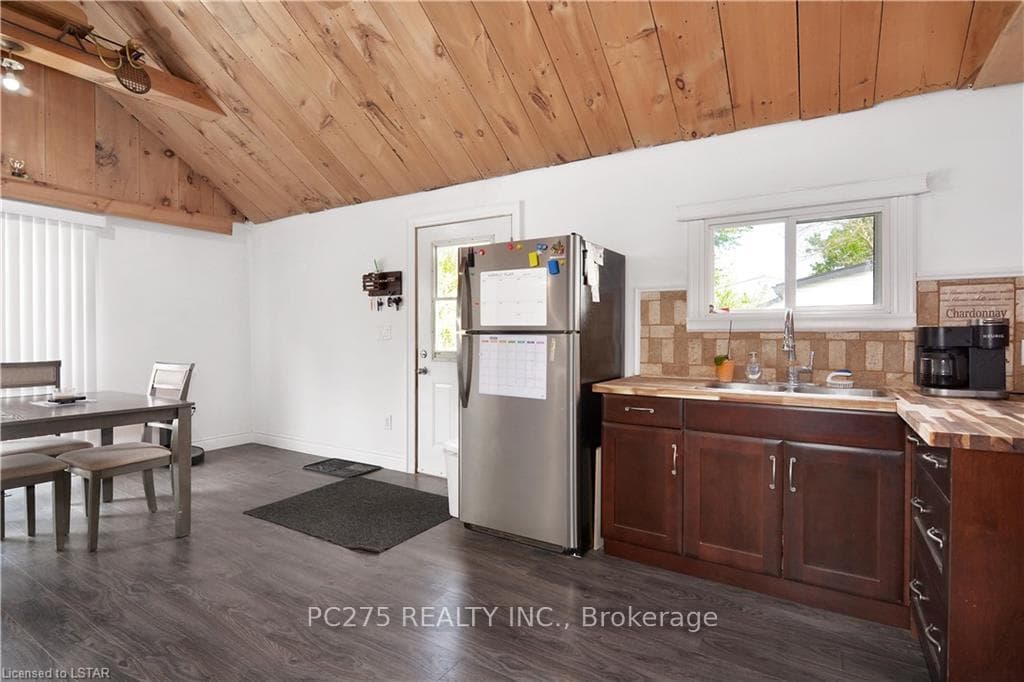 471 SIMCOE Street photo 9
