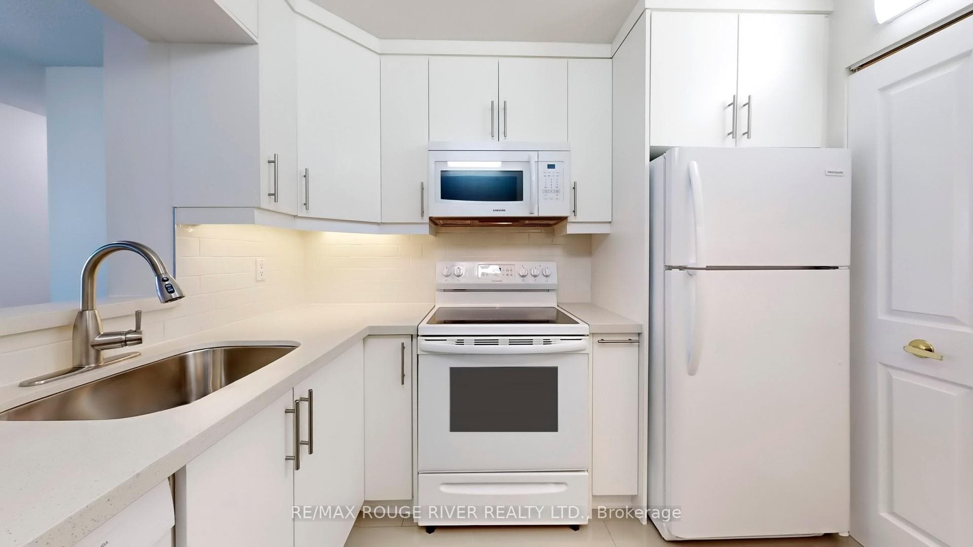 88 Corporate Drive Unit 805A photo 8