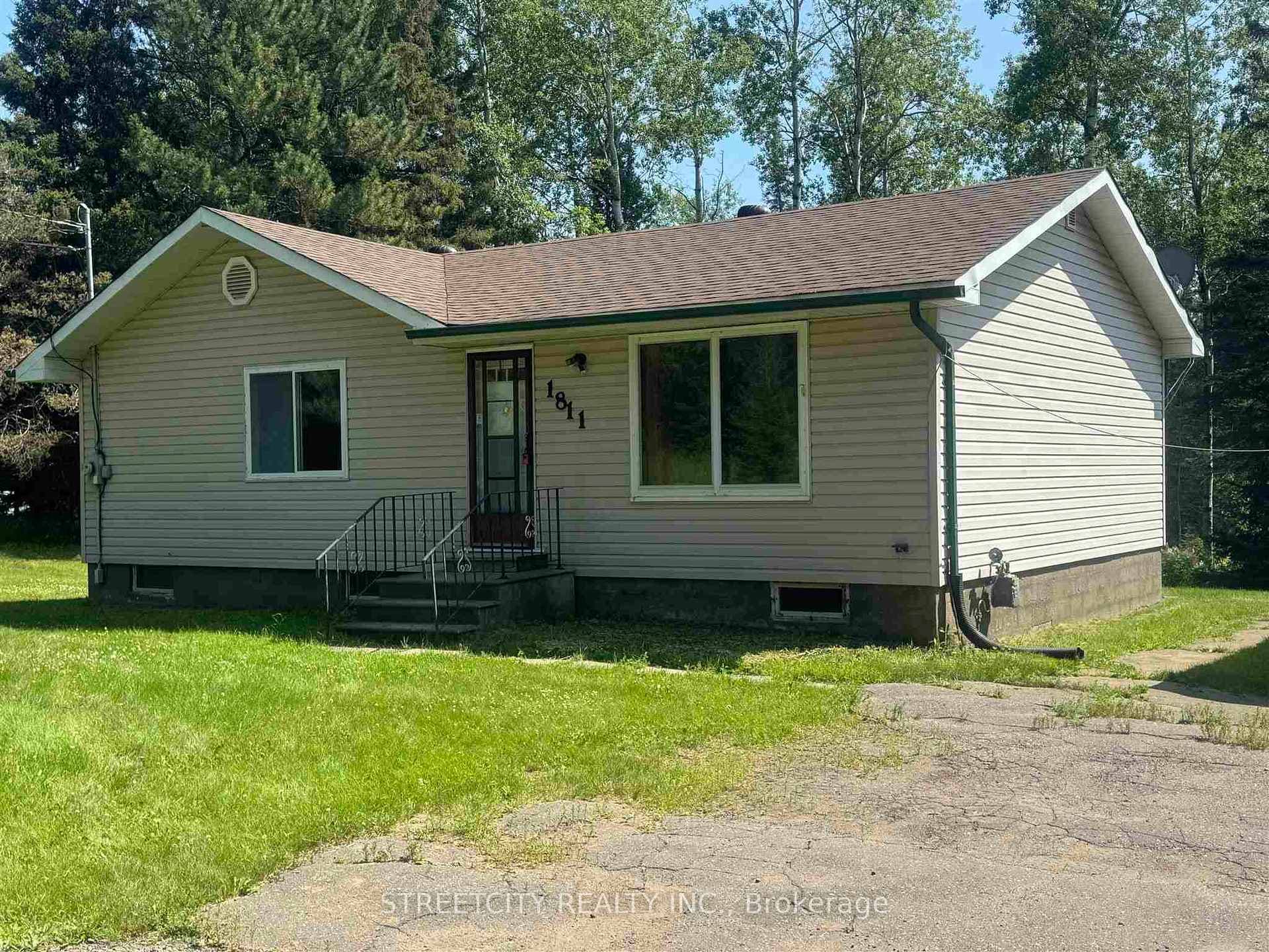 1811 Paquette Road photo 1