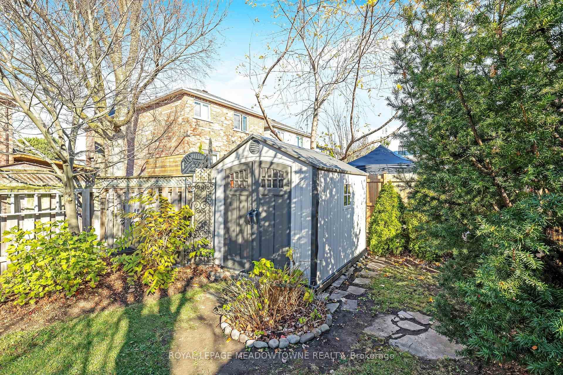 1043 Cawthra Road photo 32