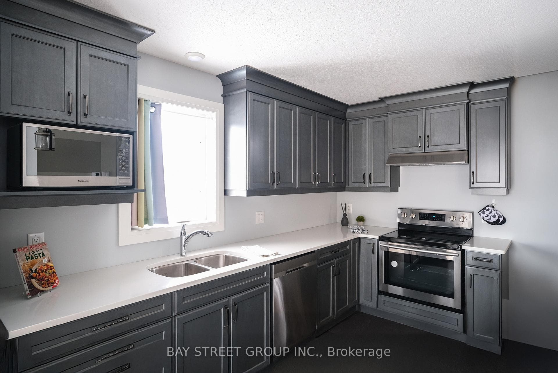 679 Tennent Avenue photo 4