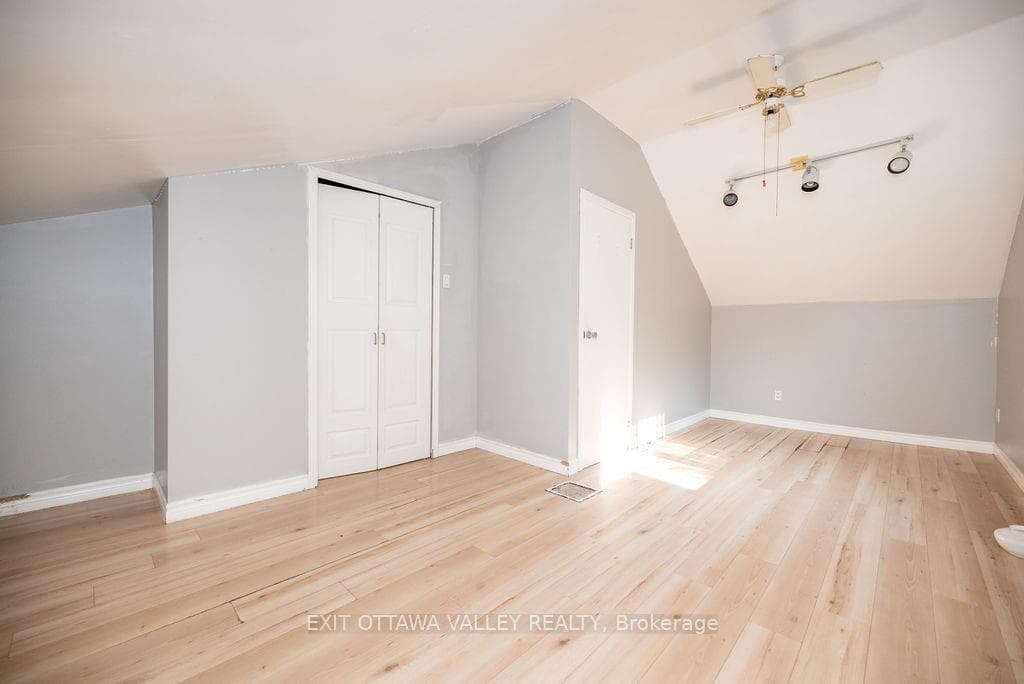 30 ALDER Crescent photo 11