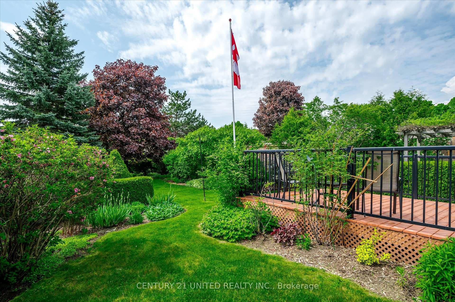 1329 White Crescent photo 22