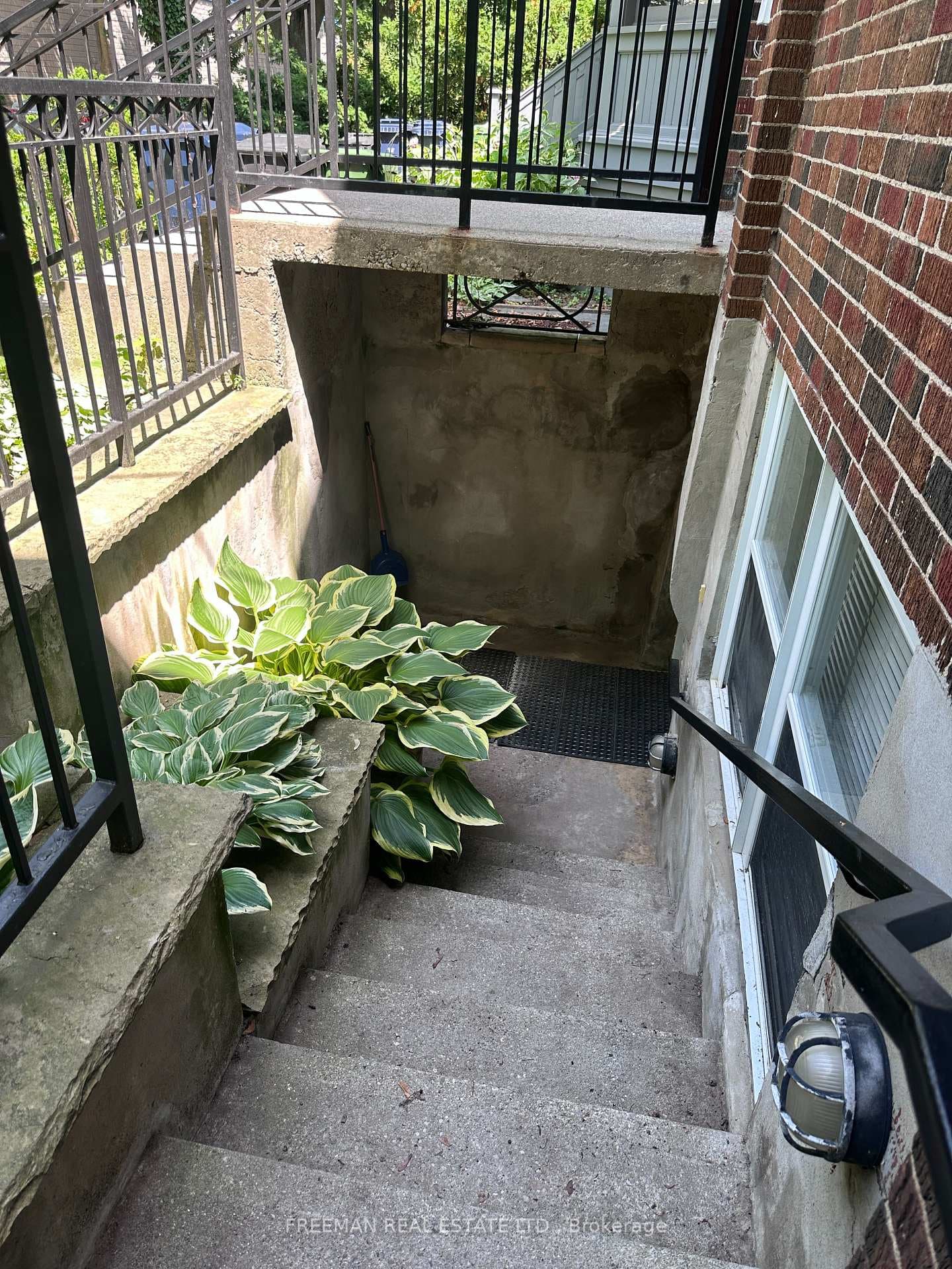 27 Rossmore Road Unit Lower photo 2