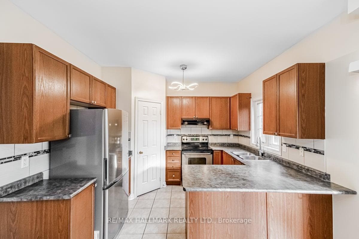 8 Laurentide Crescent photo 11