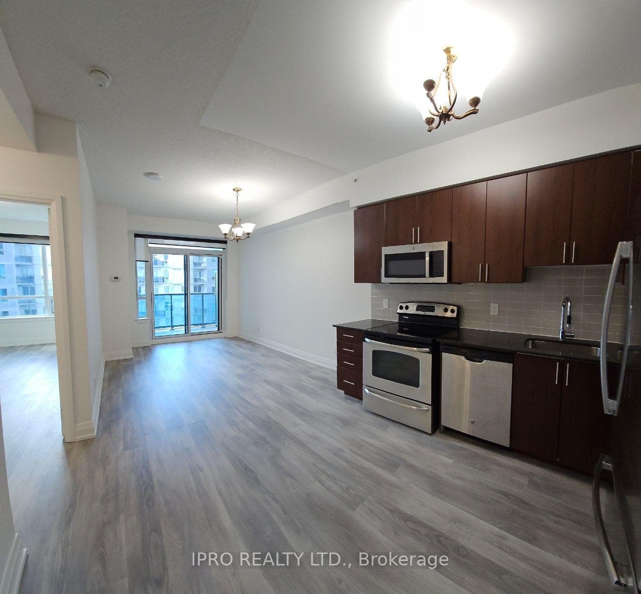 7165 Yonge Street Unit 910 photo 3