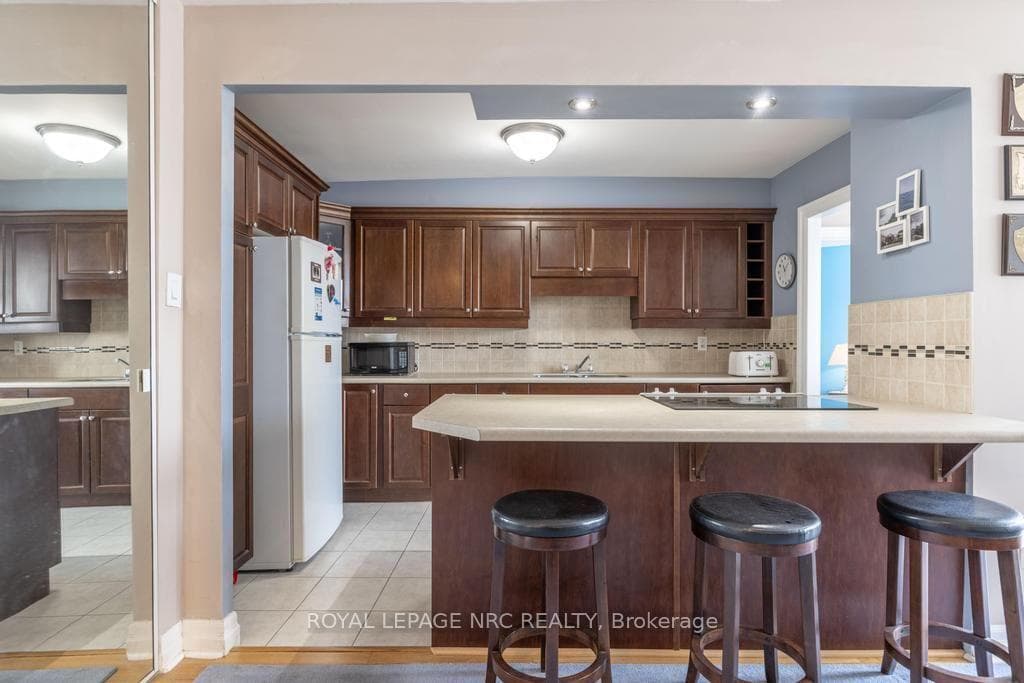 Spacious Kitchen w breakfast bar