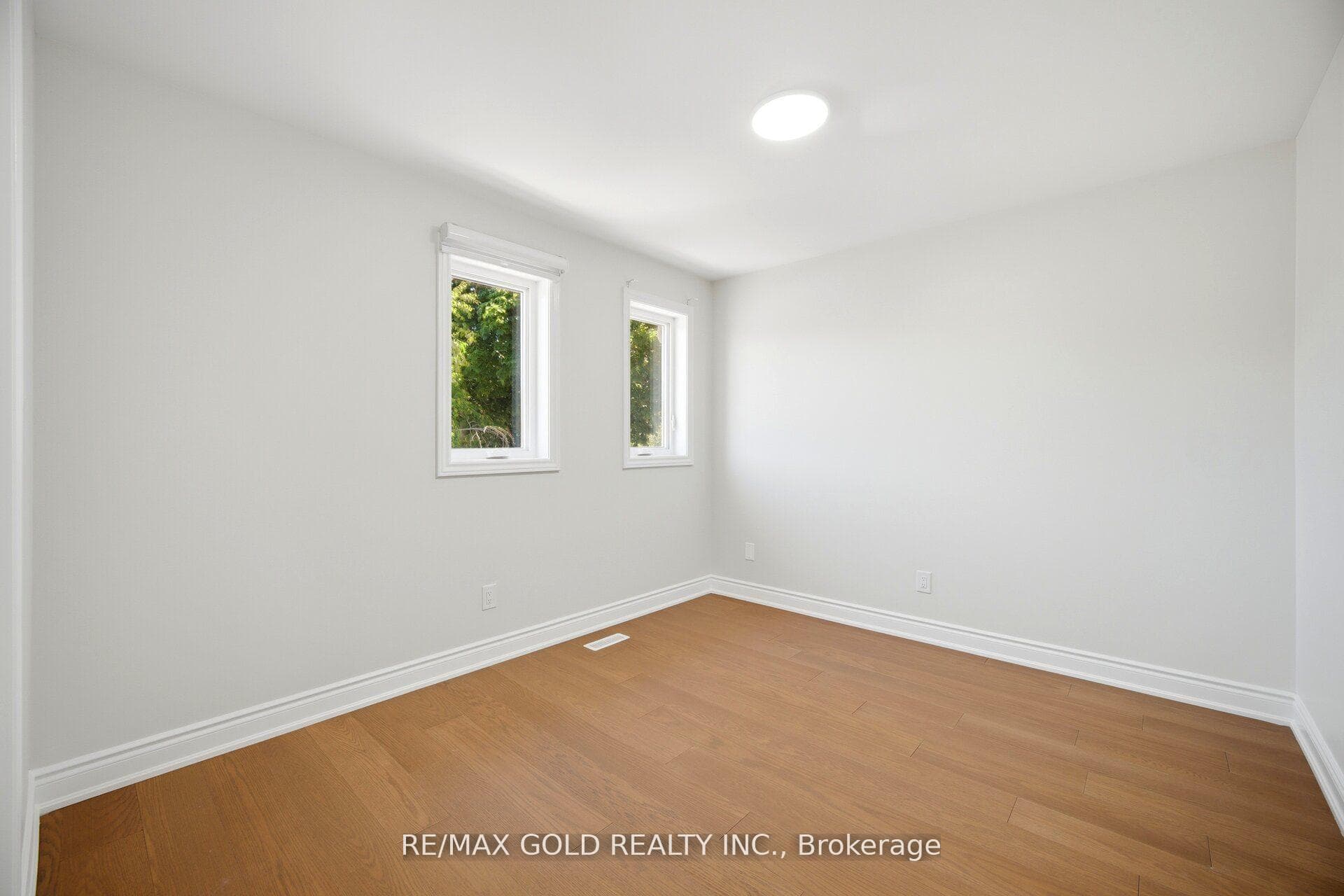37 Lord Simcoe Drive photo 33