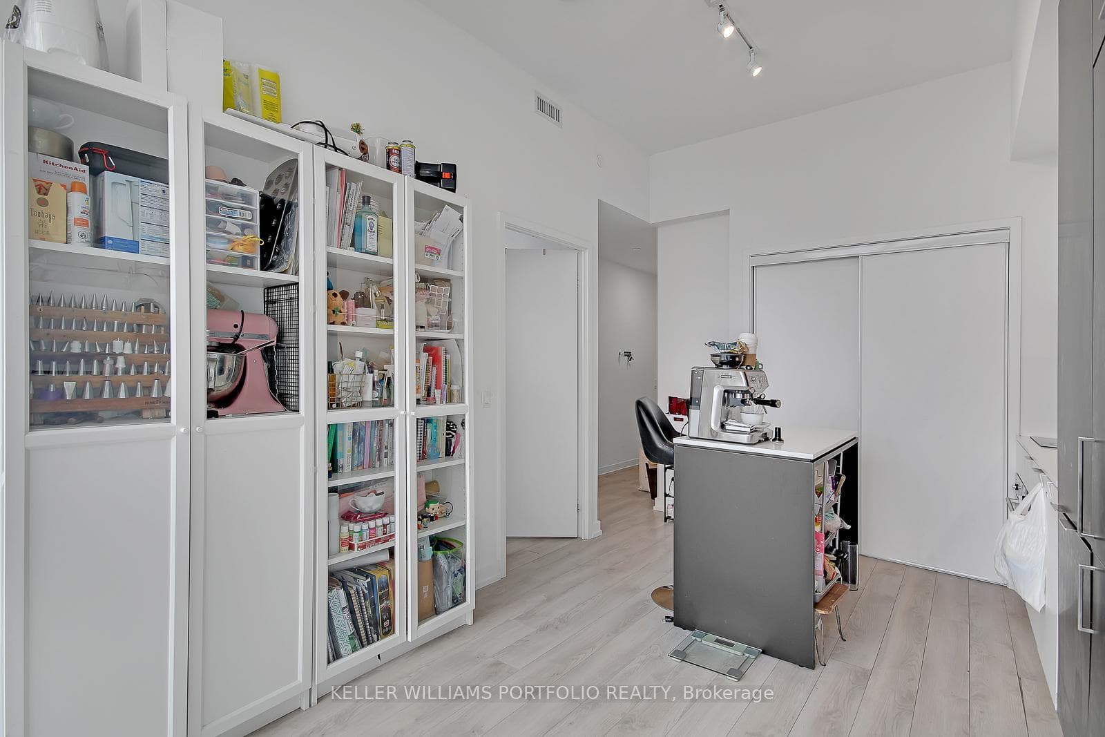 33 Helendale Avenue Unit 418 photo 12
