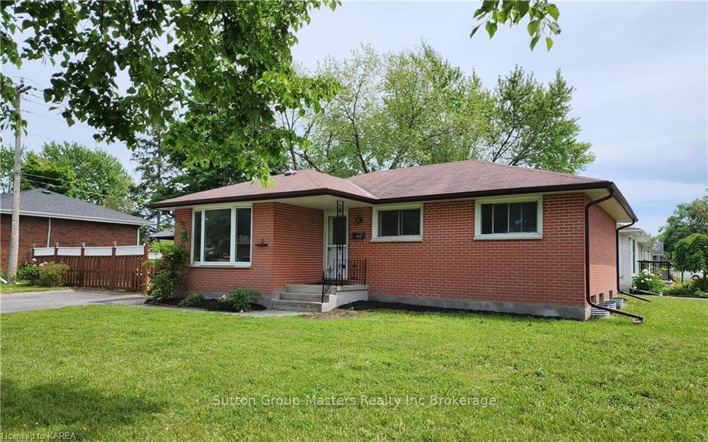 172 BYRON Crescent photo 1