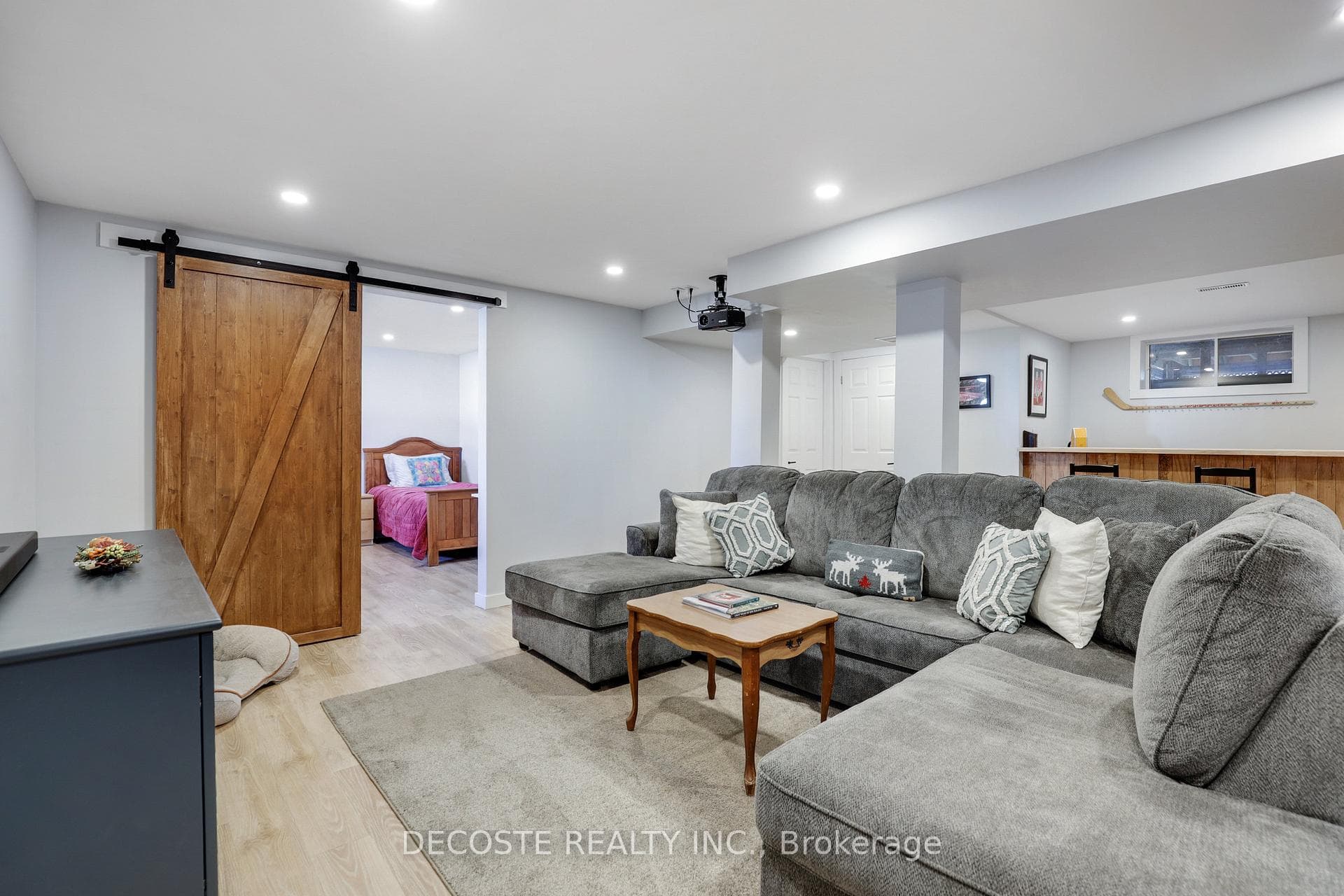 877 Queen Street photo 25