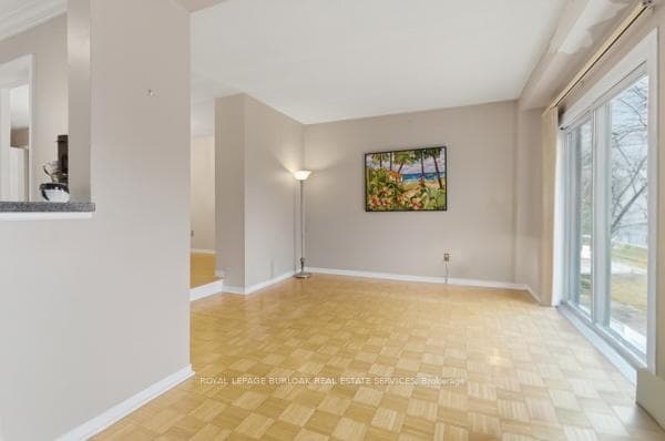 23 Garden Avenue photo 9