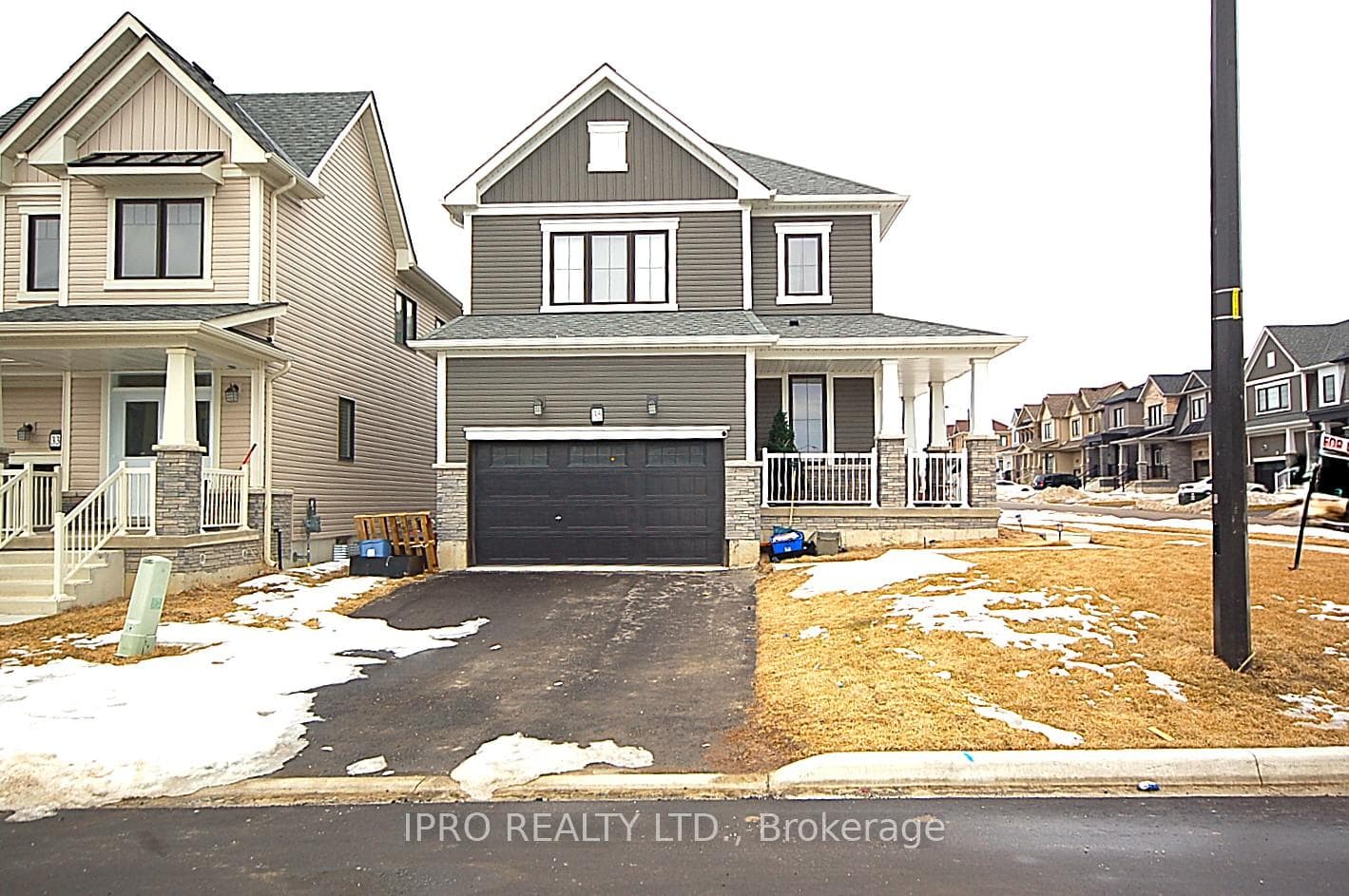 35 Basswood Crescent photo 2