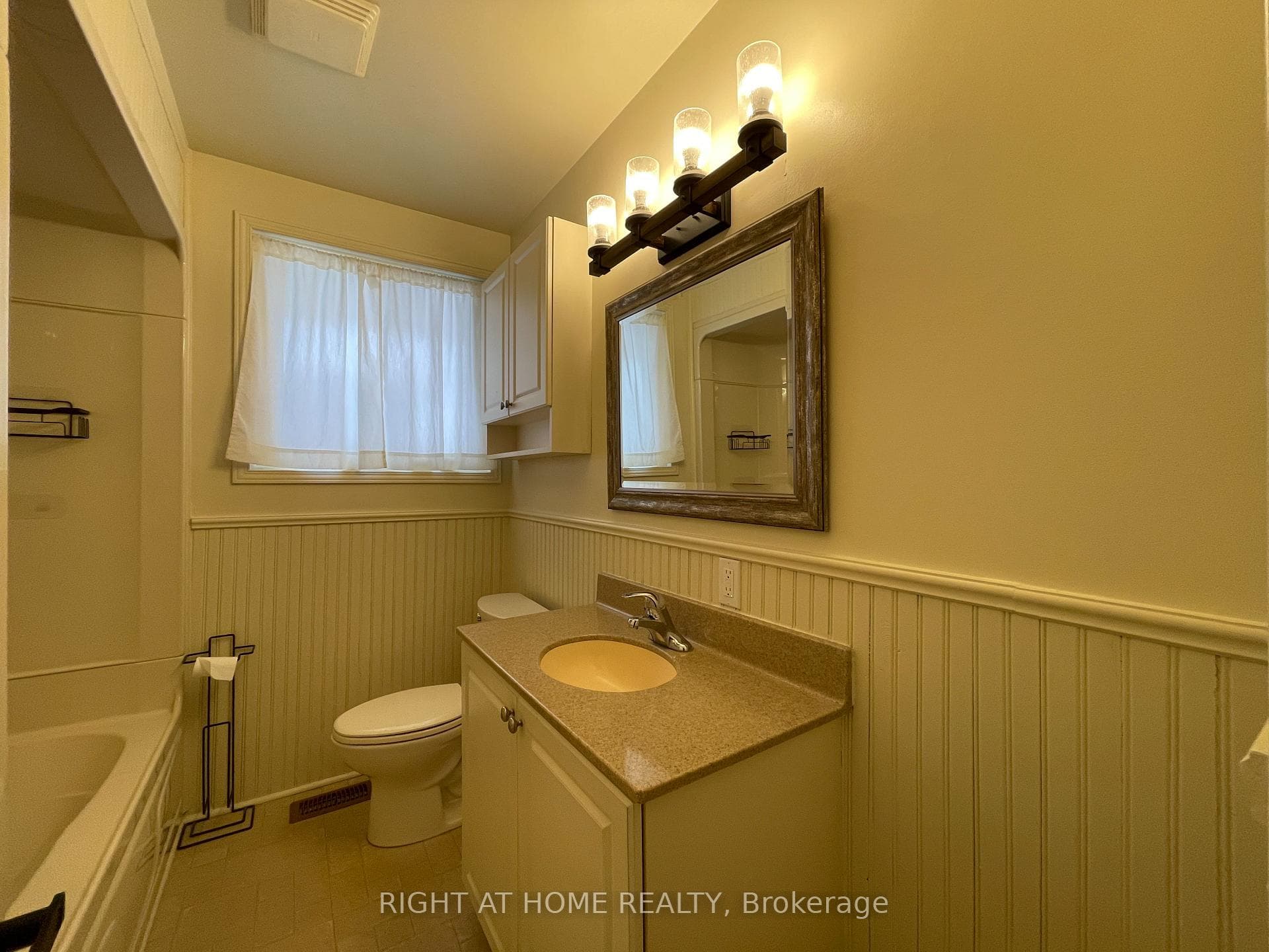 345 Maplewood Crescent photo 21