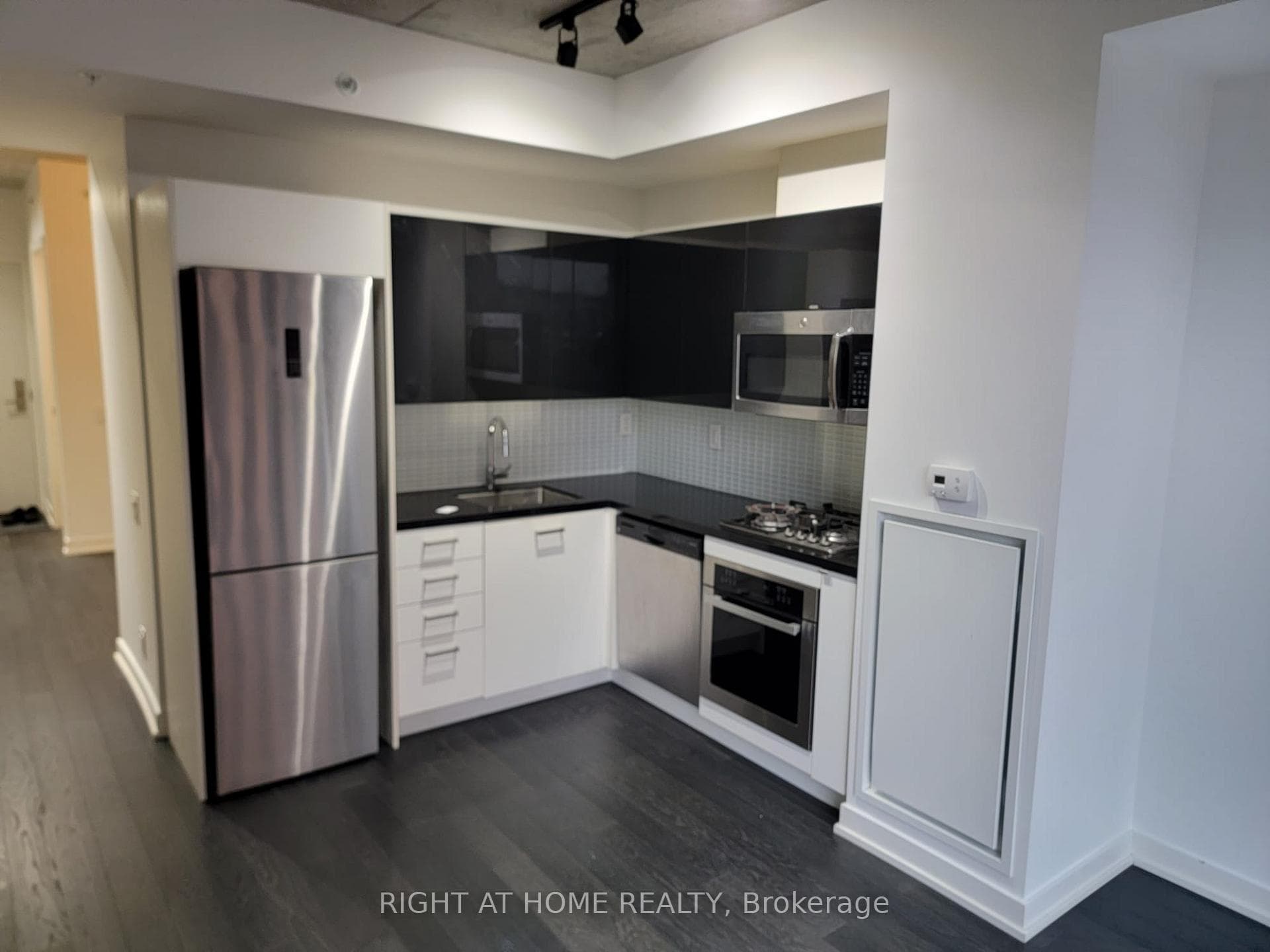 39 Brant Street Unit 623 photo 4