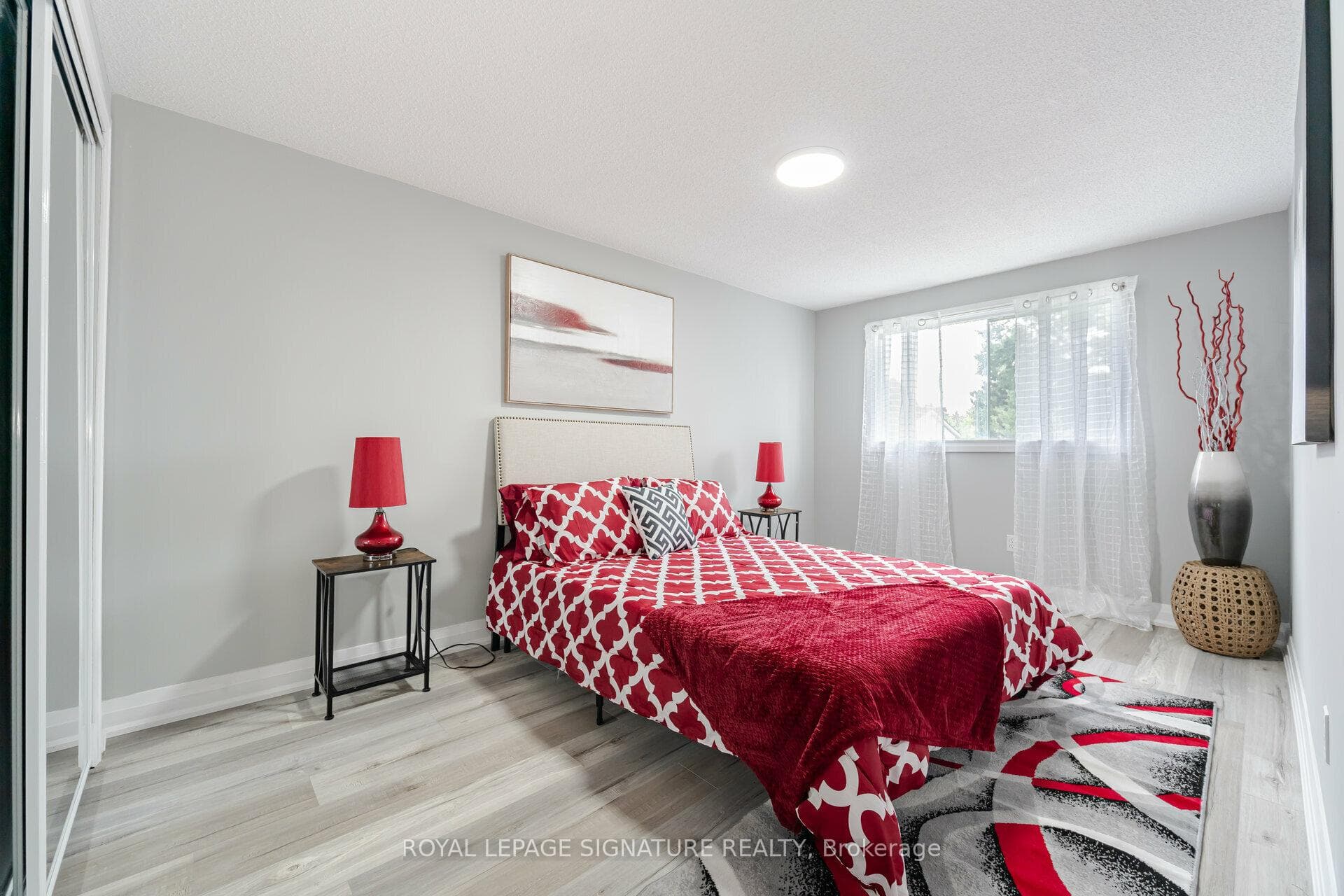 1299 Fenelon Crescent photo 17