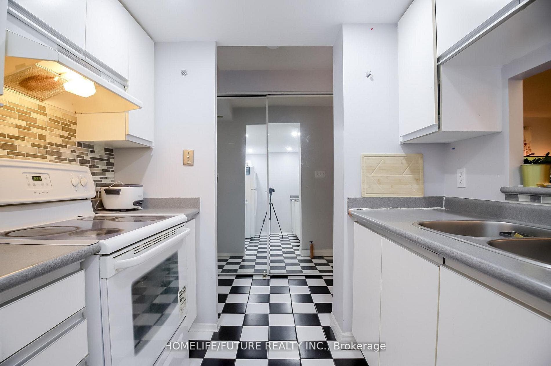 2550 Lawrence Avenue Unit 816 photo 32
