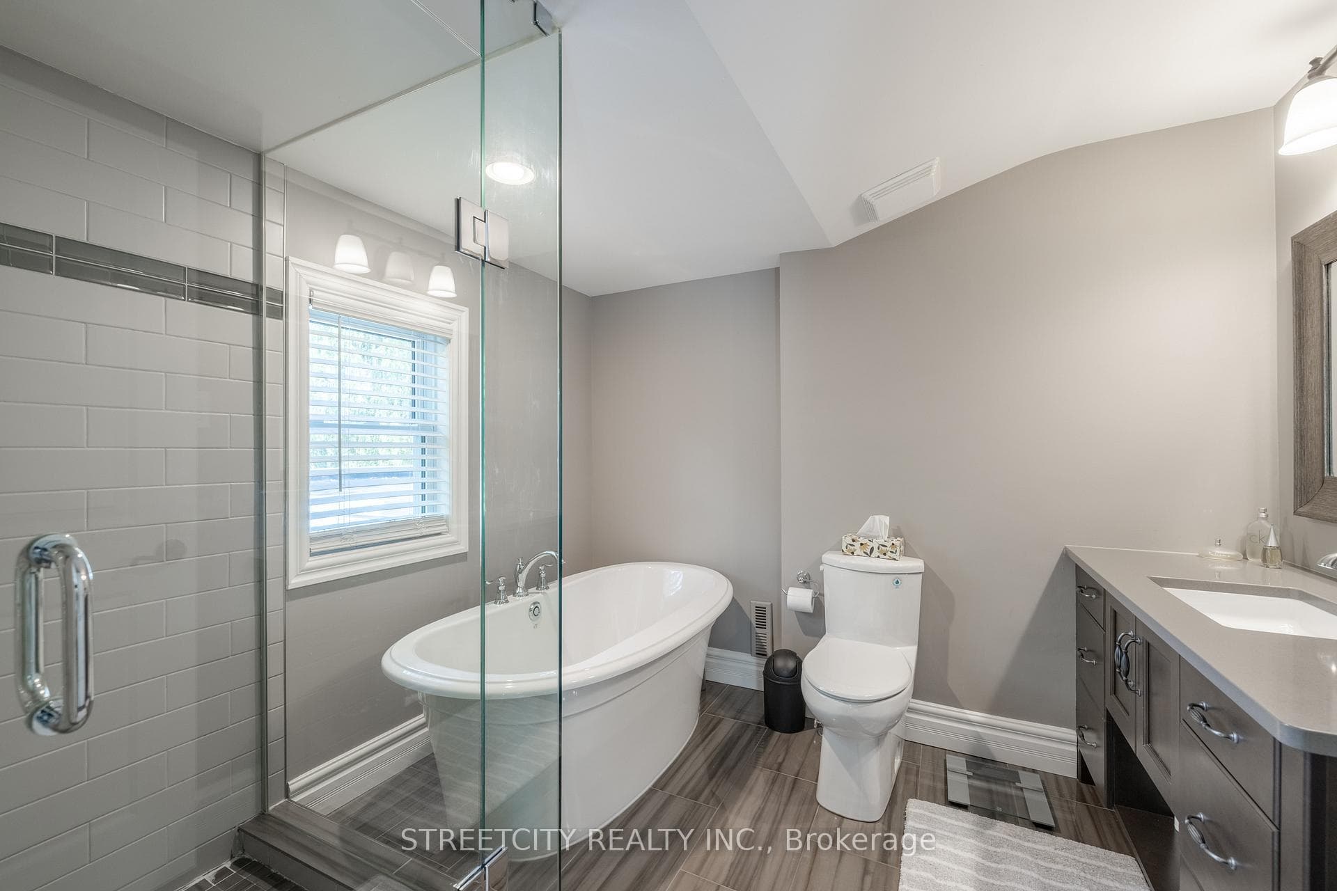 547 Upper Queen Street photo 28