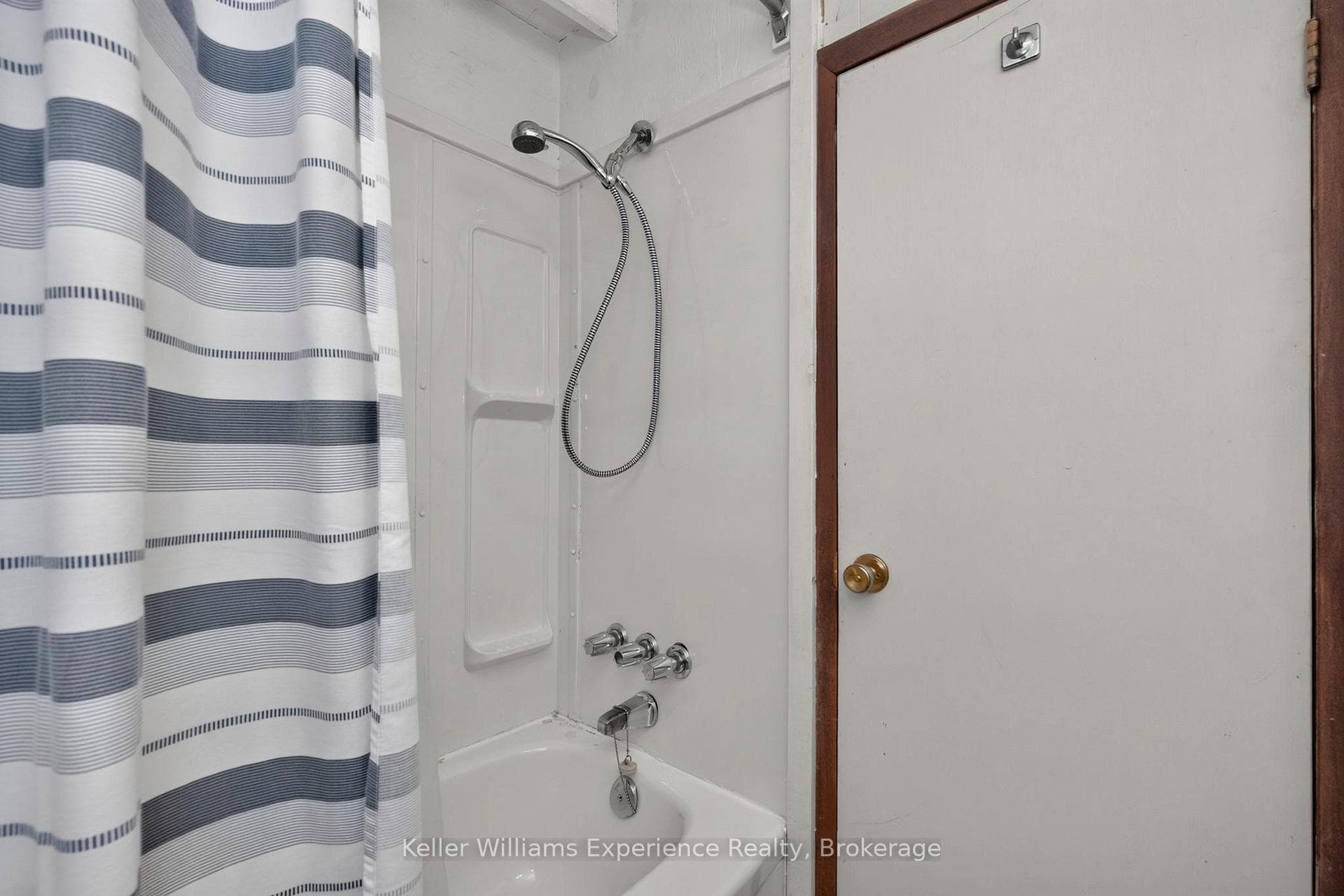 4 piece Bathroom Main Cottage
