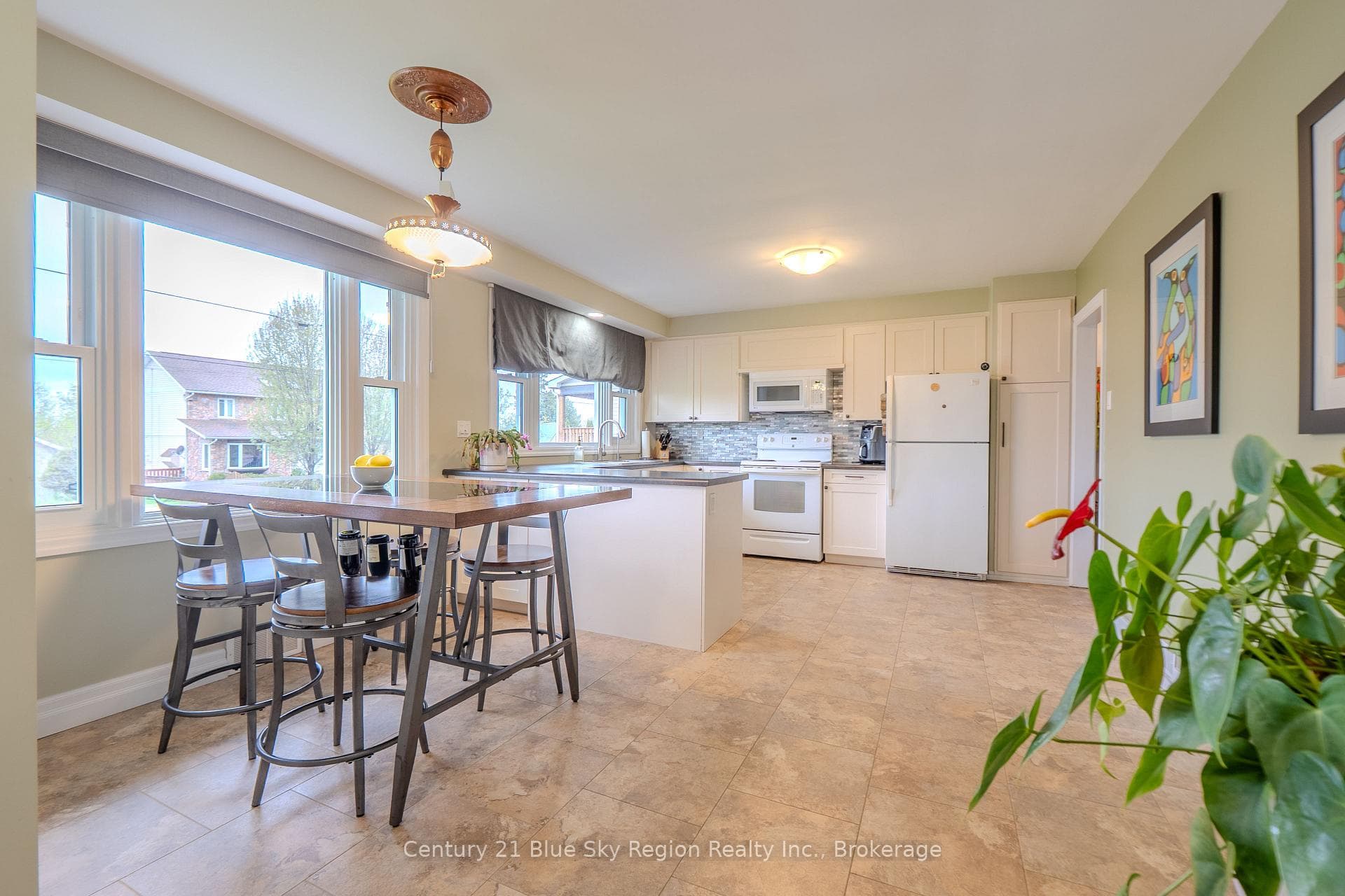 1052 COPELAND Street photo 3