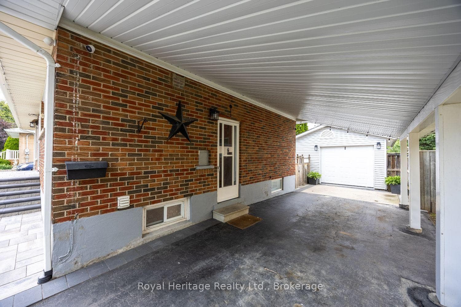 461 Gibbons Street photo 3