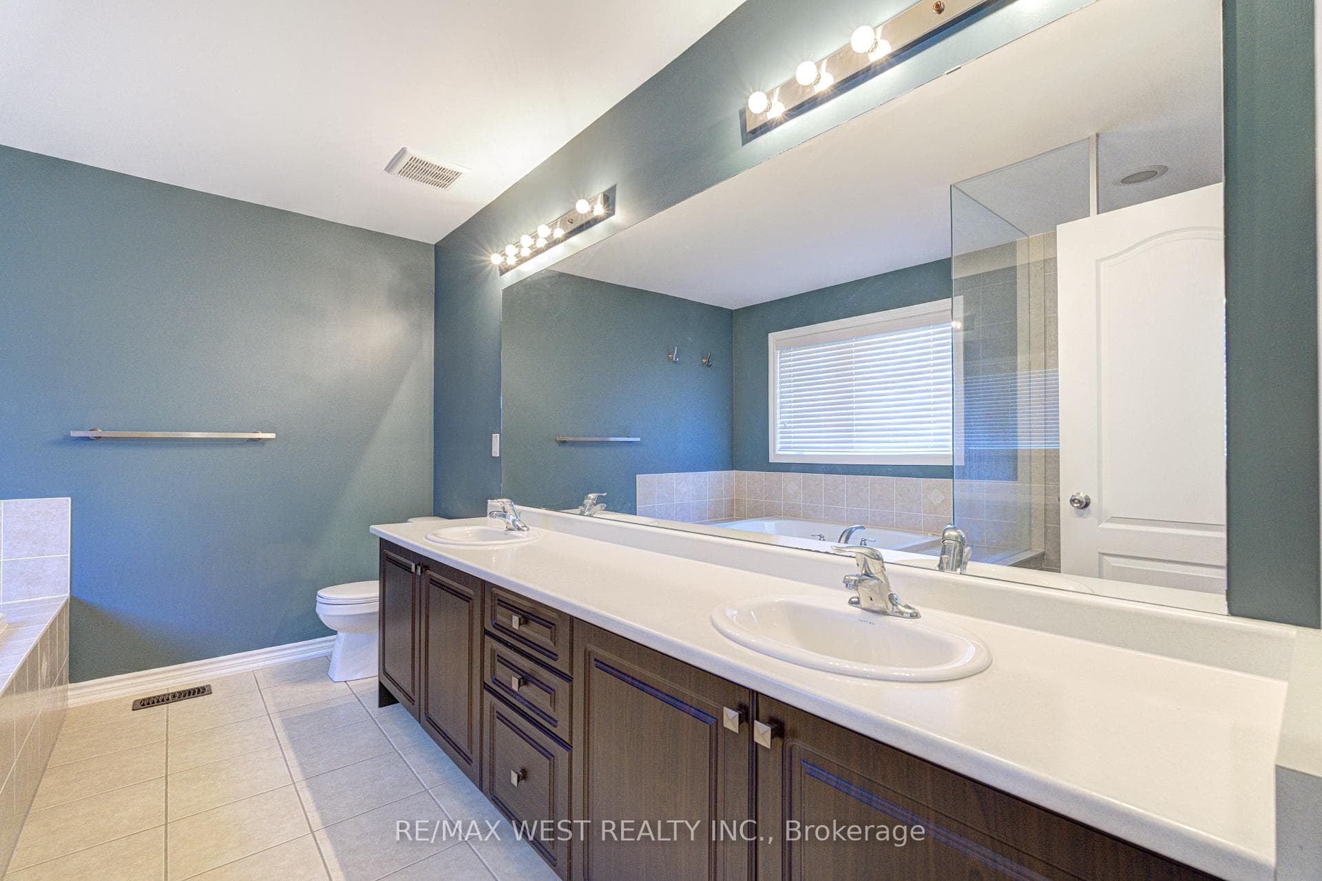 108 Decarolis Crescent photo 32