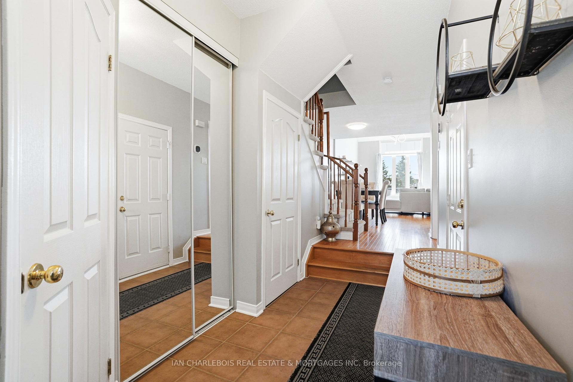 907 Markwick Crescent photo 4