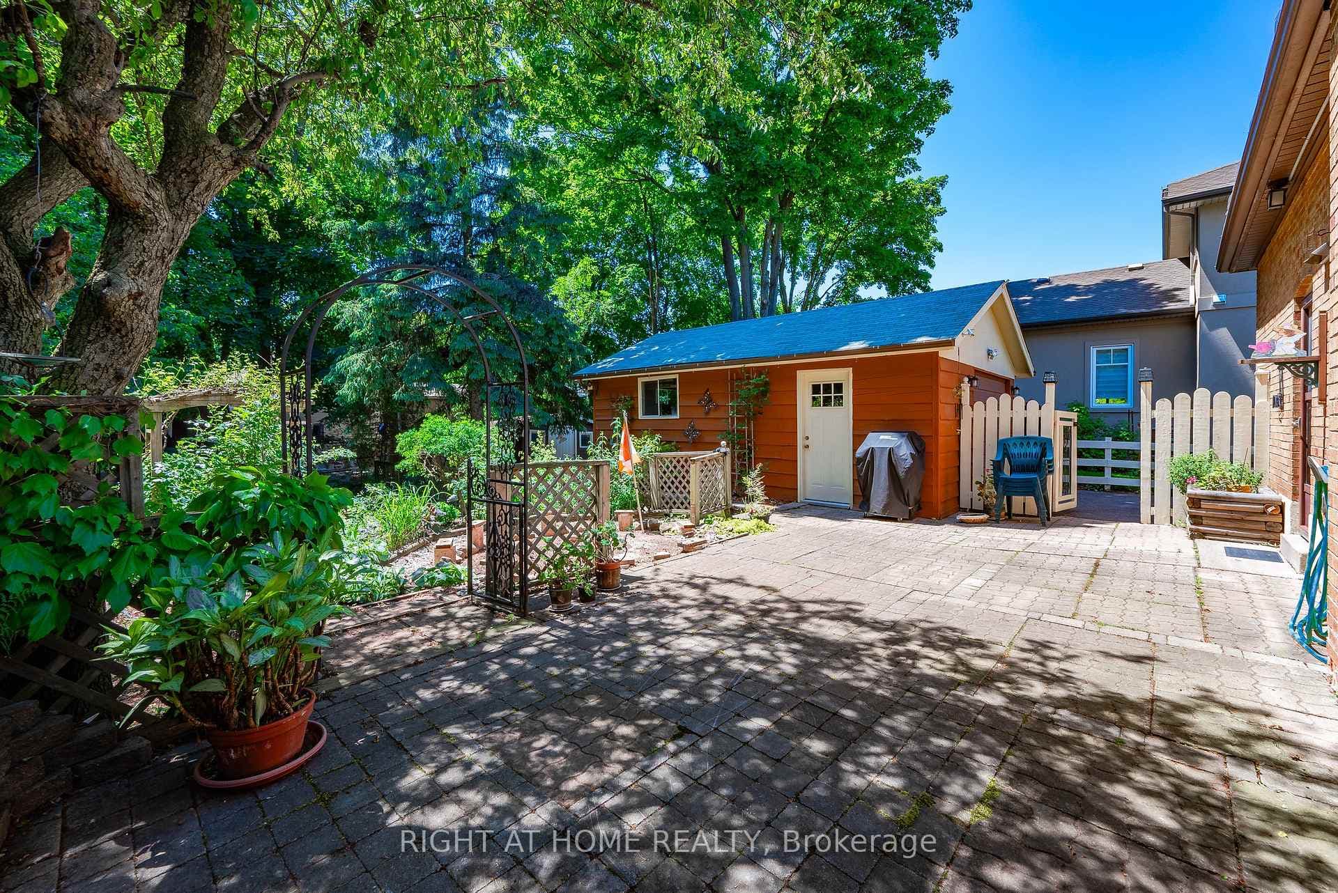 572 Wolsey Crescent photo 10
