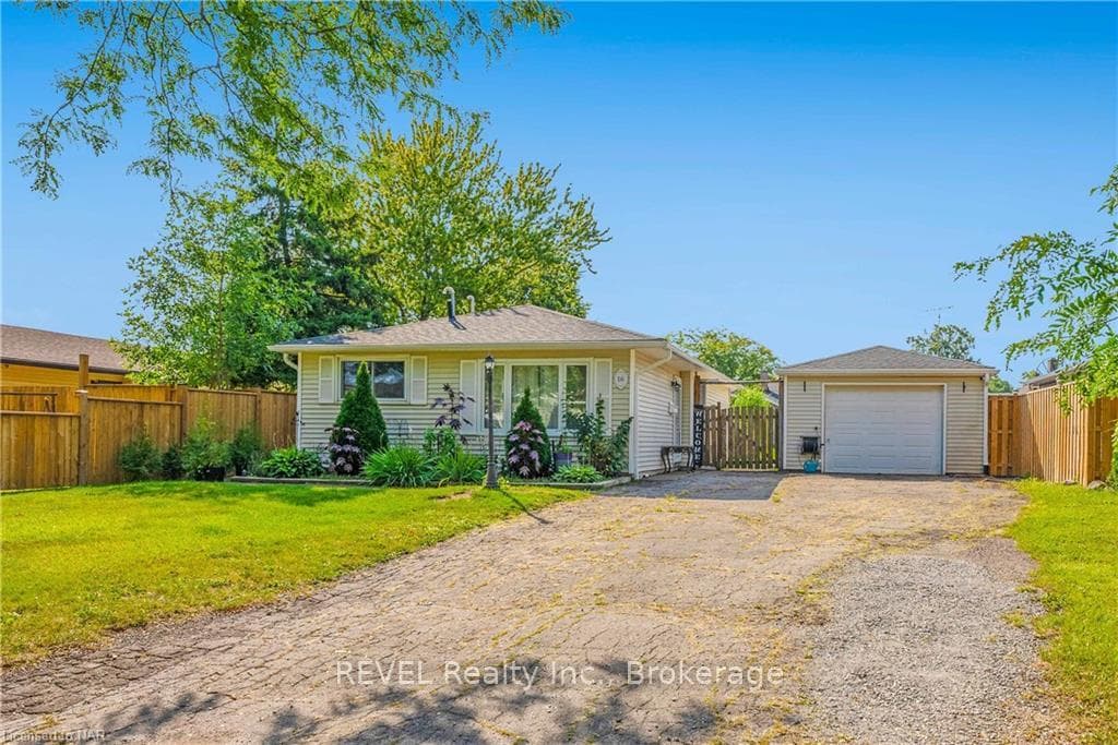 16 LANARK Crescent photo 1