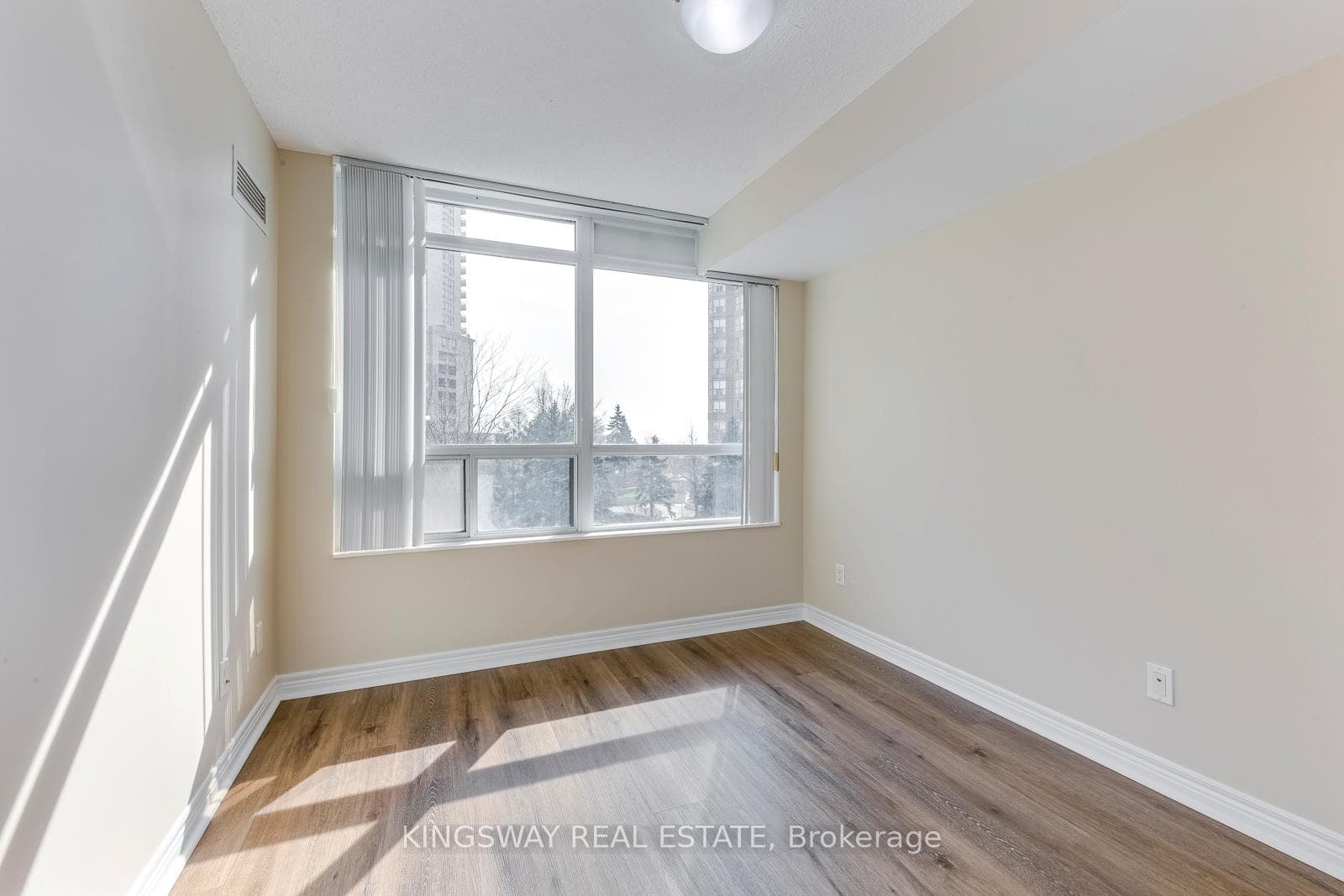 310 Burnhamthorpe Road Unit 310 photo 27