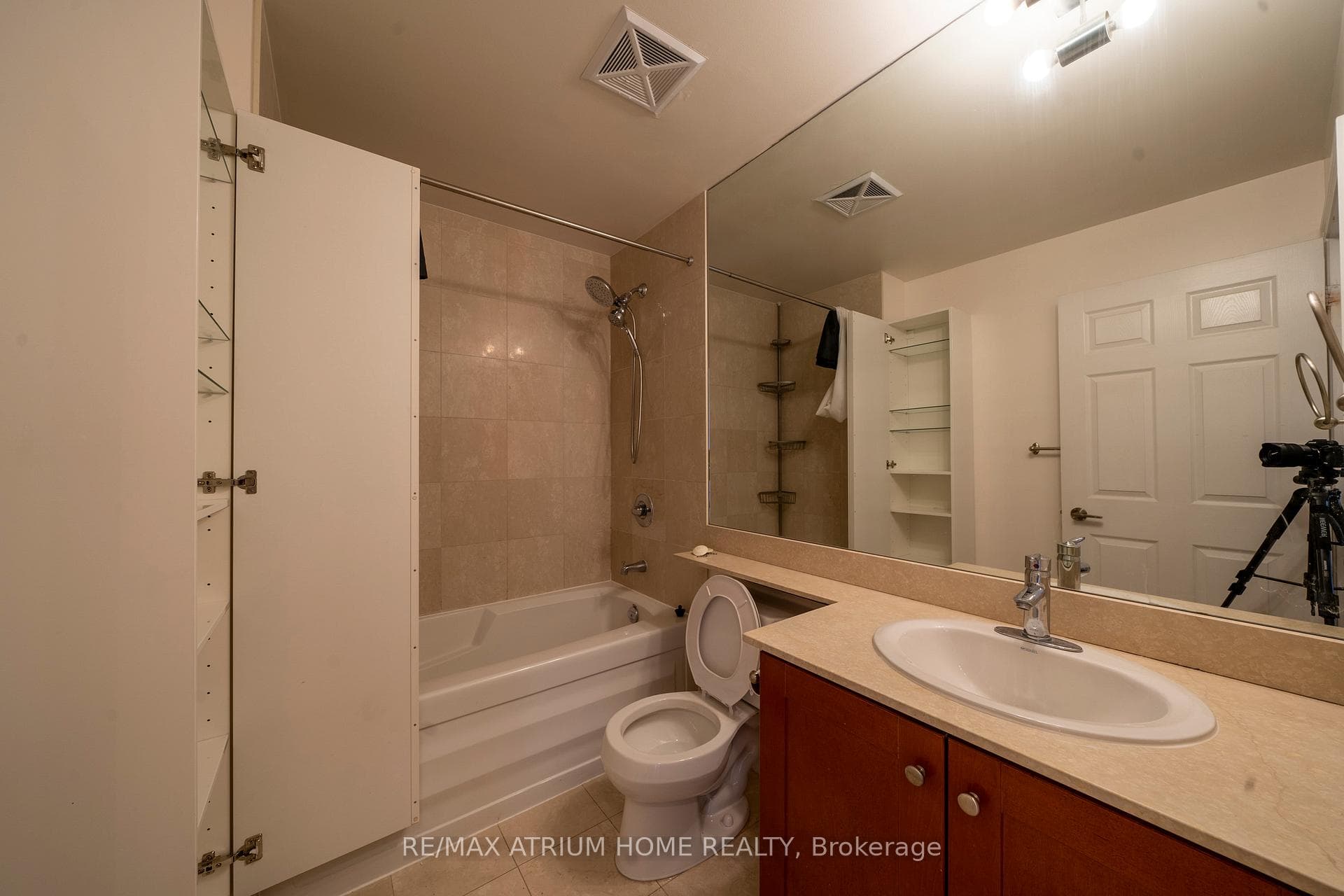 736 Spadina Avenue Unit 1601 photo 5