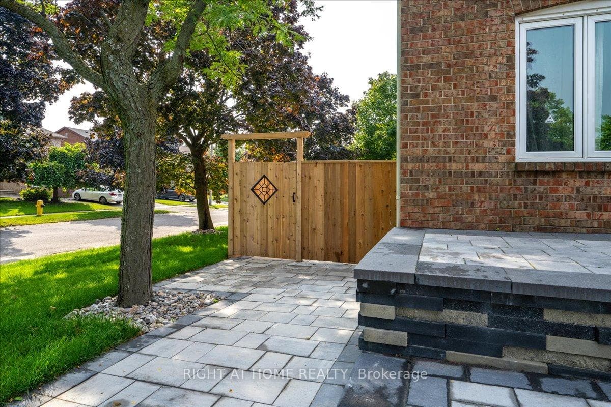 533 Braeburn Crescent photo 25