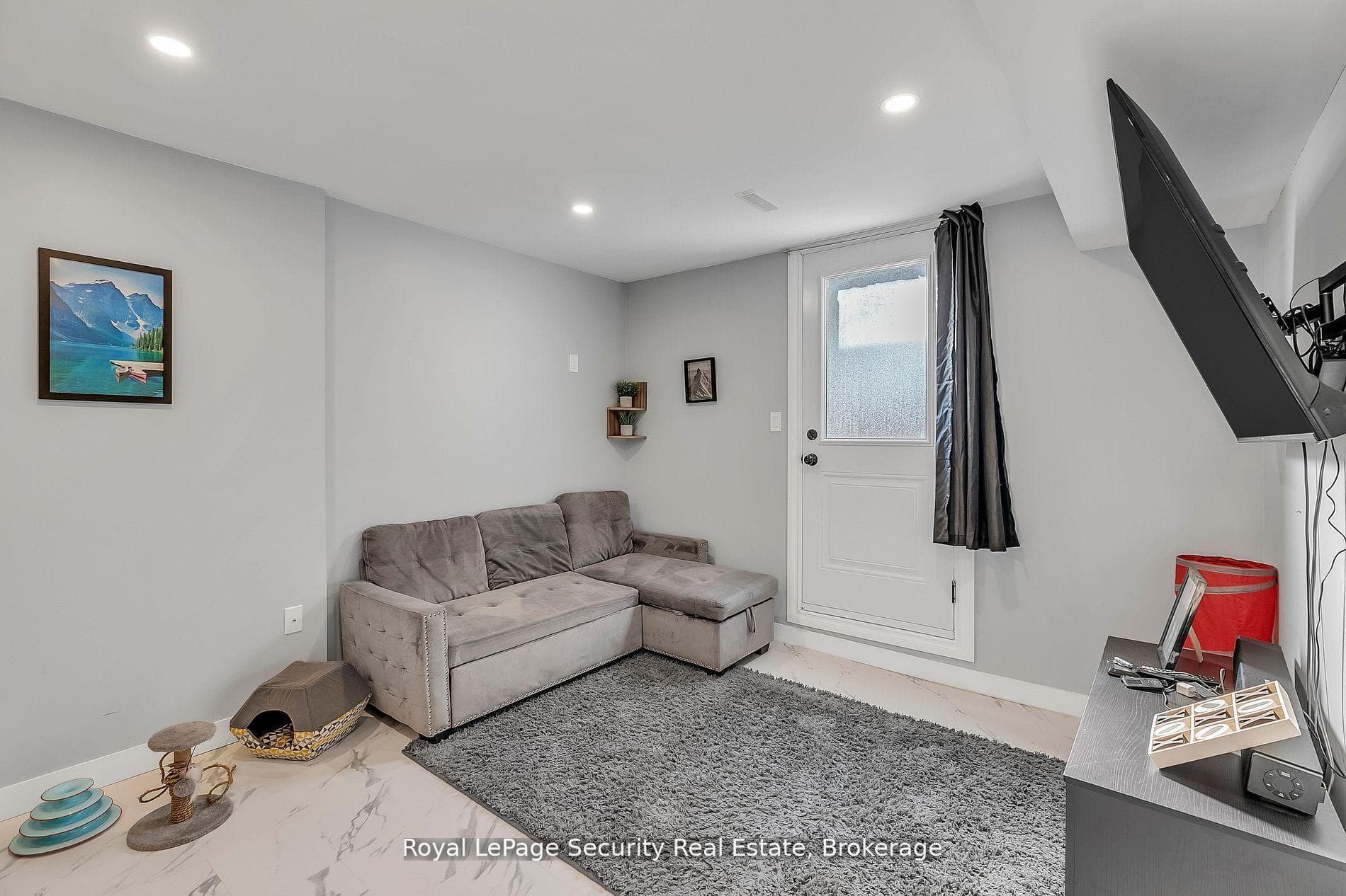 479 Britannia Avenue photo 32