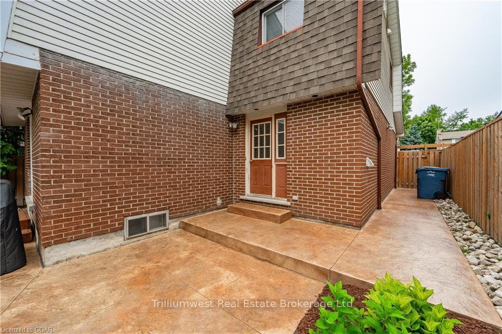 60 QUEENSDALE Crescent photo 34