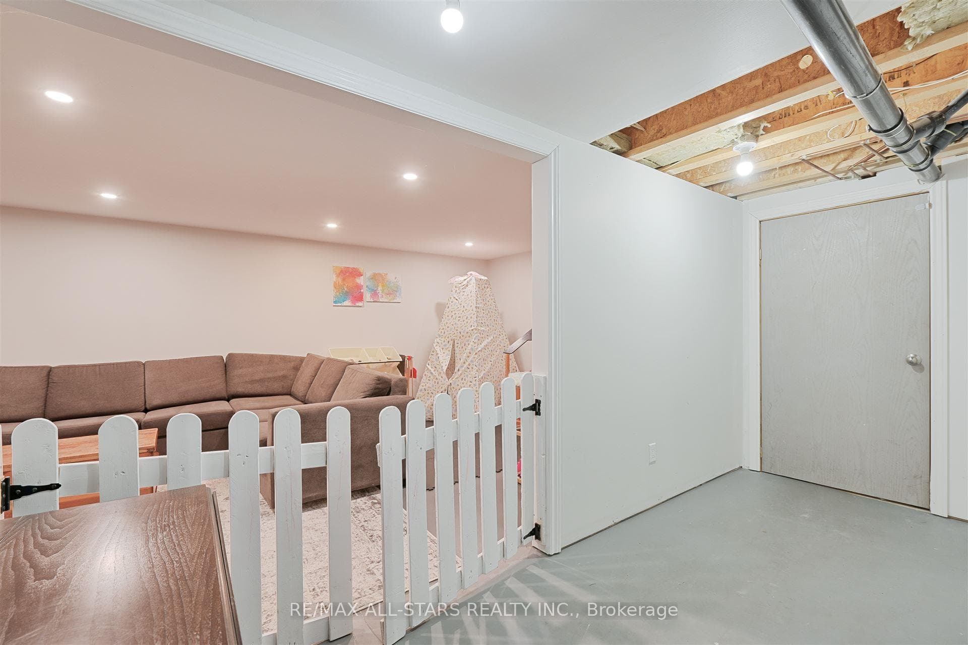 1725 Mount Albert Road photo 31
