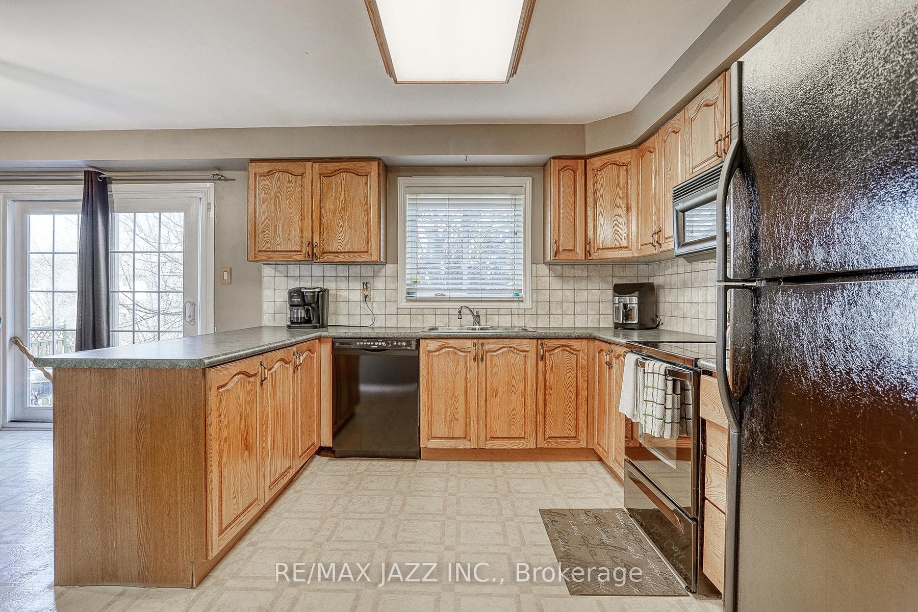824 Lavis Street photo 13