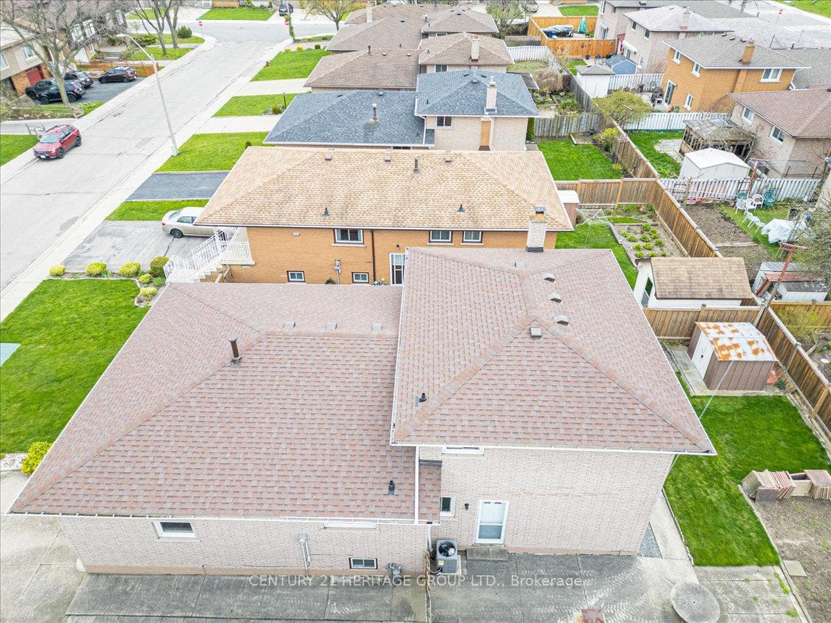 86 MARKSON Crescent photo 33