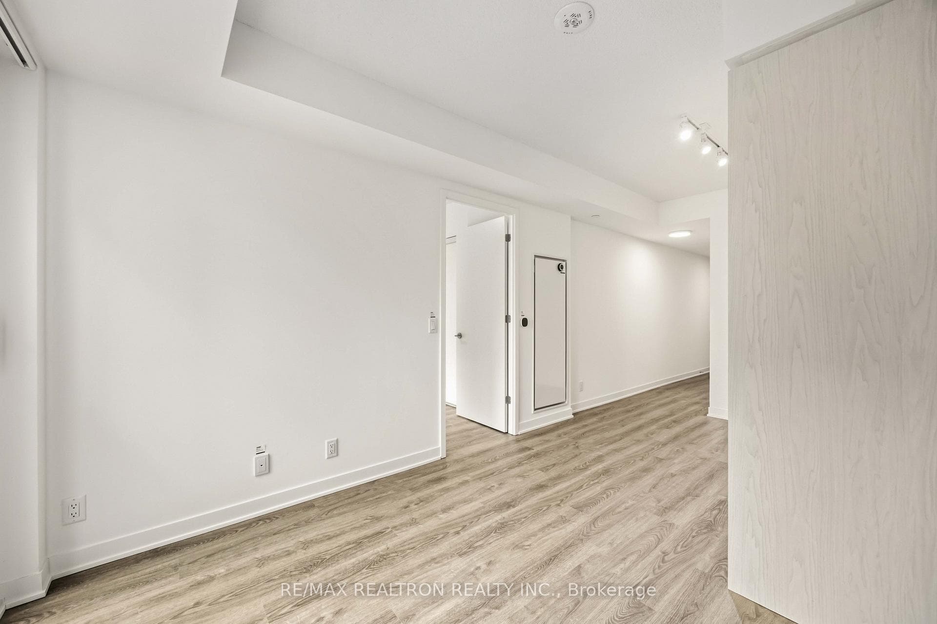 180 Front Street Unit 905 photo 14