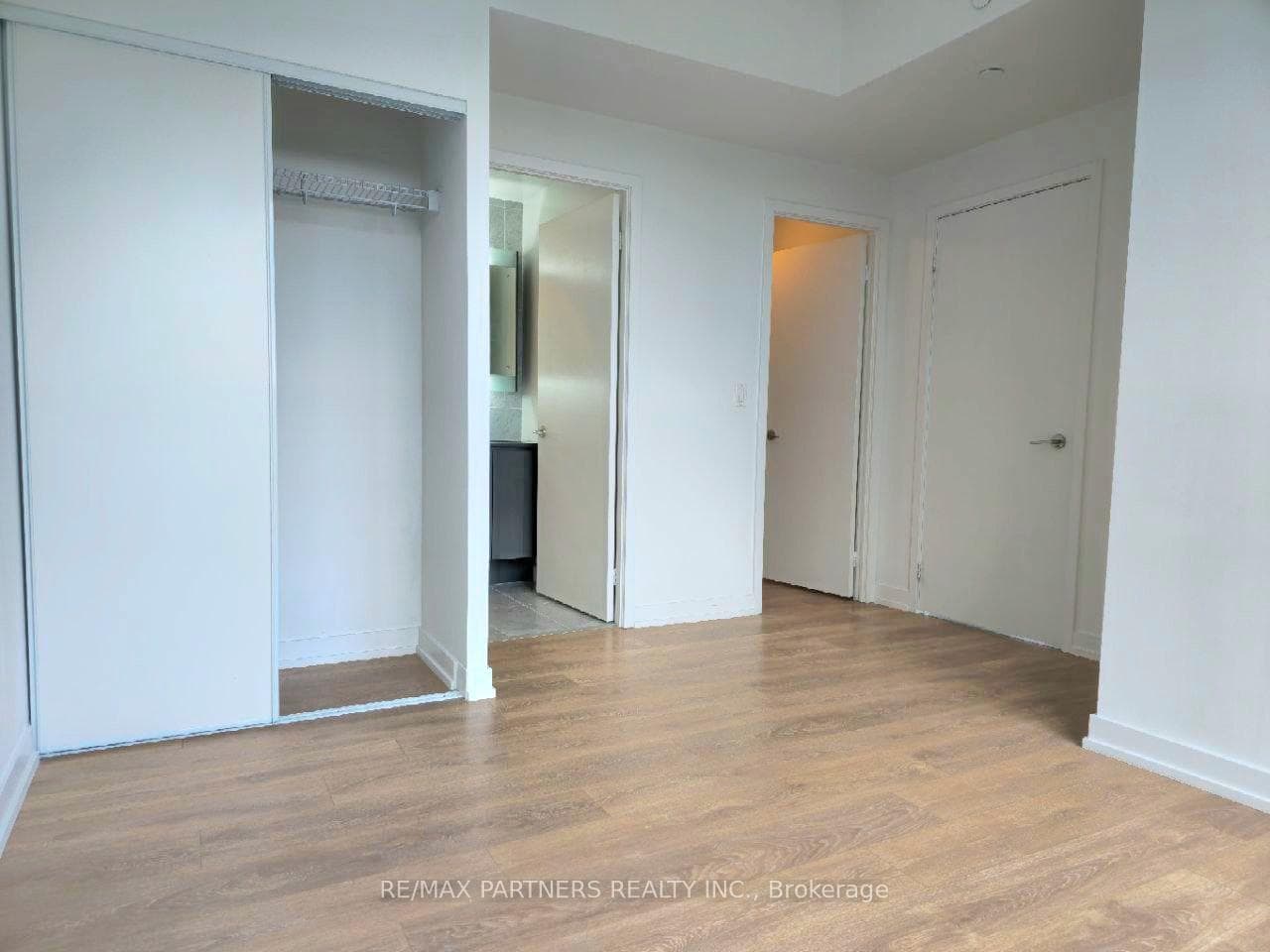 115 Mcmahon Drive Unit 2010 photo 8