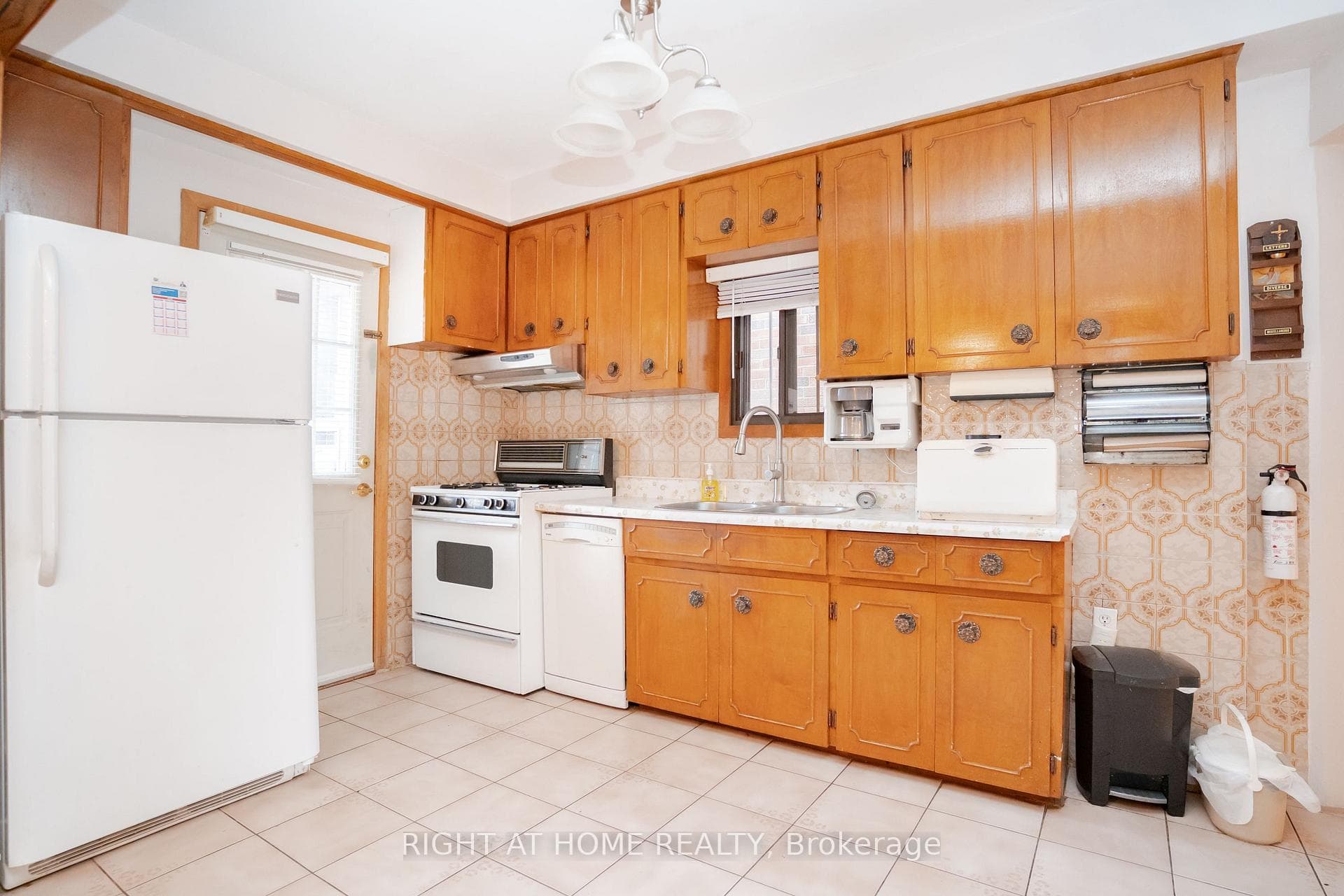 610 Lauder Avenue photo 12