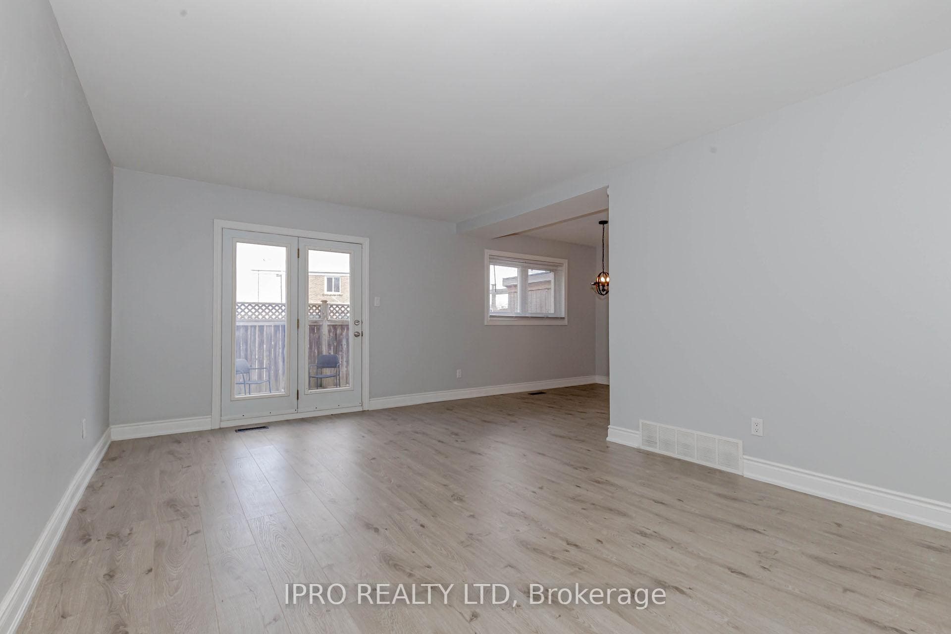 17 Town House Crescent photo 10
