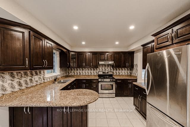 55 Blueking Crescent photo 9