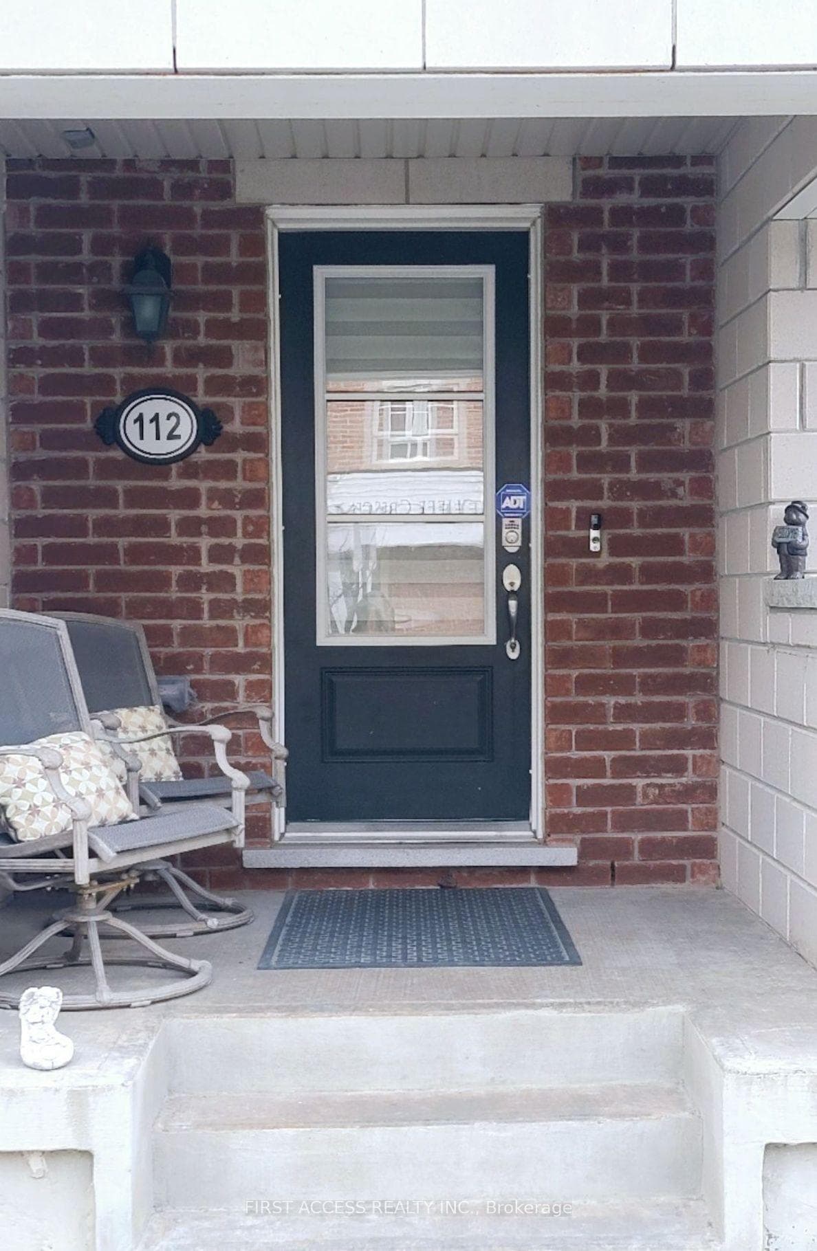 112 Baycliffe Crescent photo 2