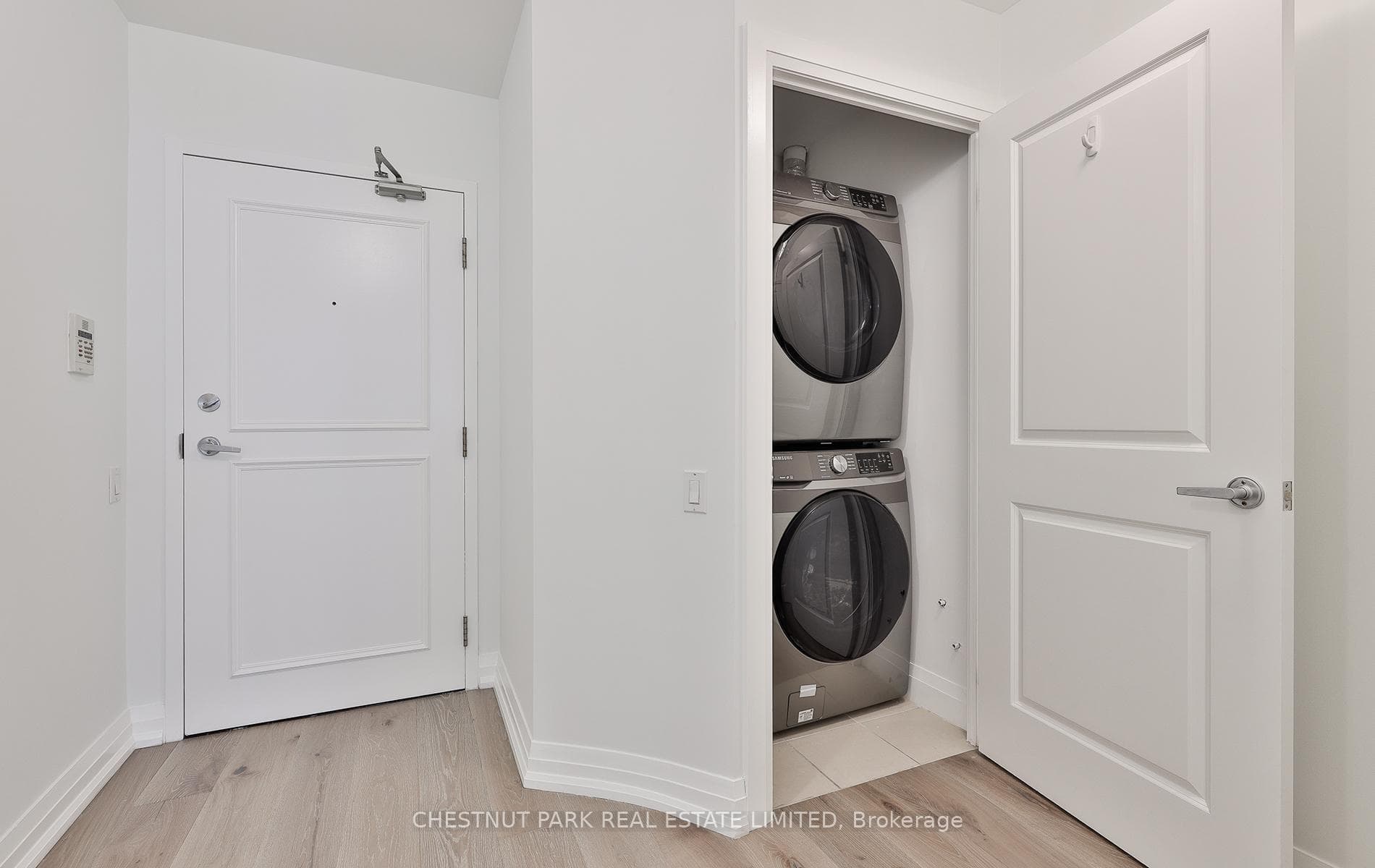 foyer- washer/dryer