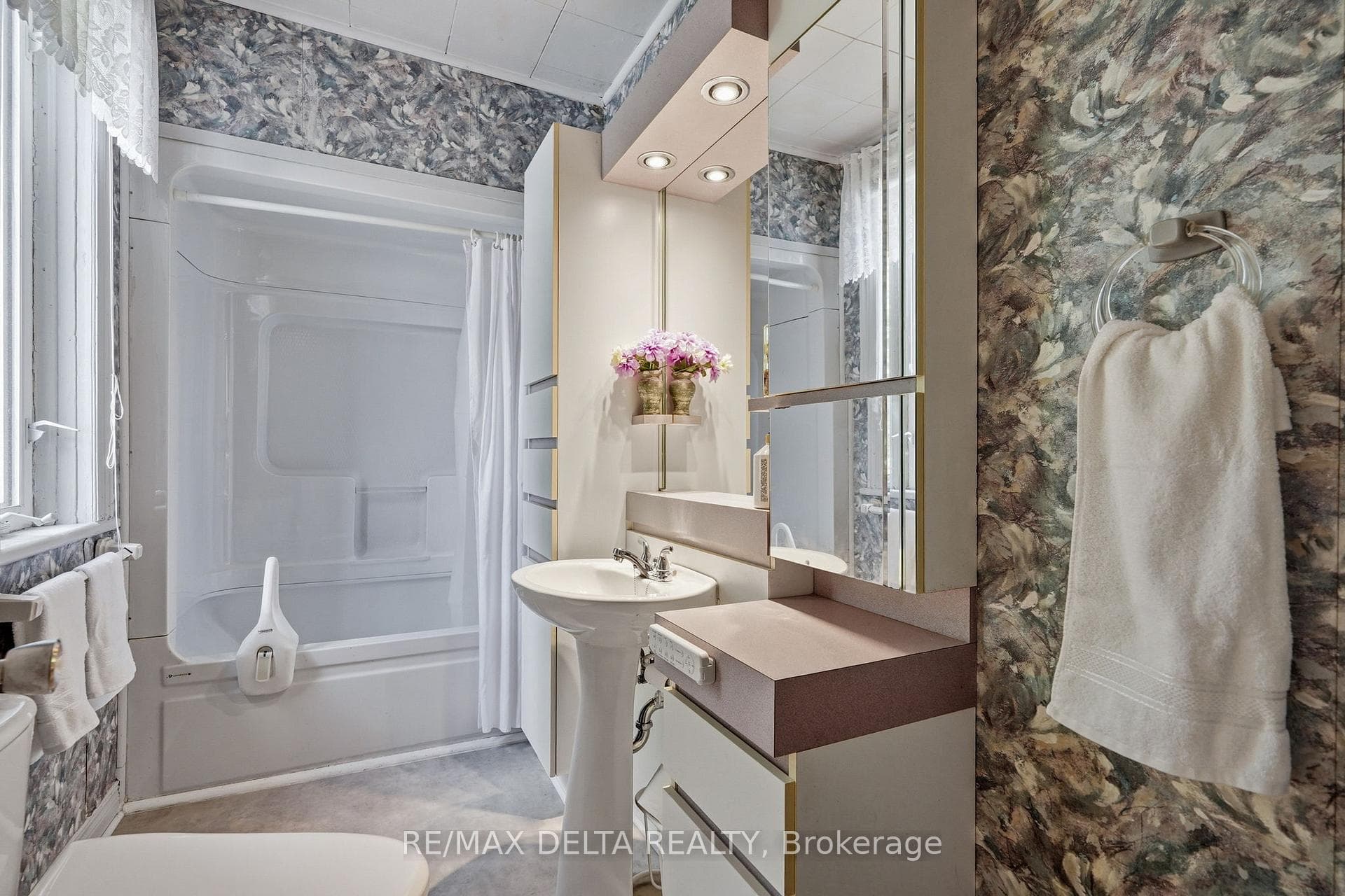 Full bathroom upstairs.