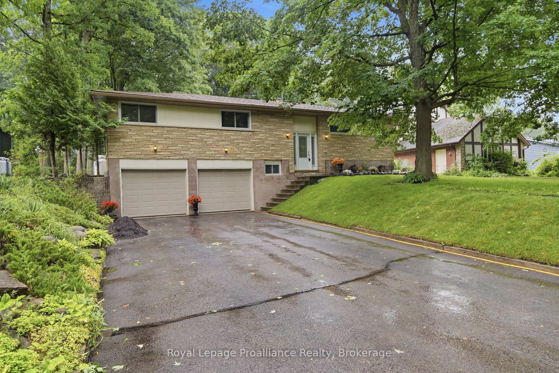 156 Pinehill Crescent photo 2